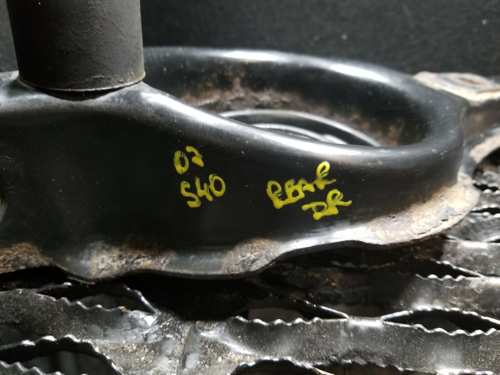 05-07 Volvo S40 2.4L Rear Lower Control Arm Left Driver Side Replacement Part - OEM Quality Suspension Component for Smooth Driving & Vehicle Stability