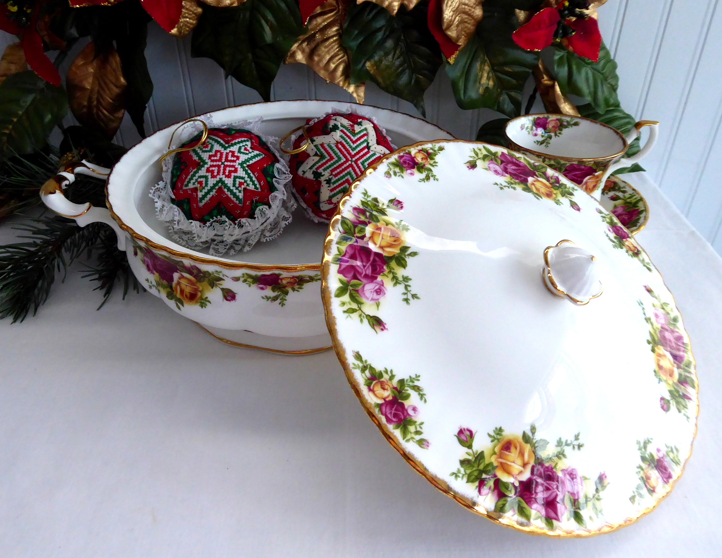 Royal Albert Old Country Roses Round Covered Vegetable Dish - 50 Ounce Large Vintage Serving Bowl with Lid (1990s) - Perfect for Dinner Parties, Holiday Meals & Elegant Table Settings