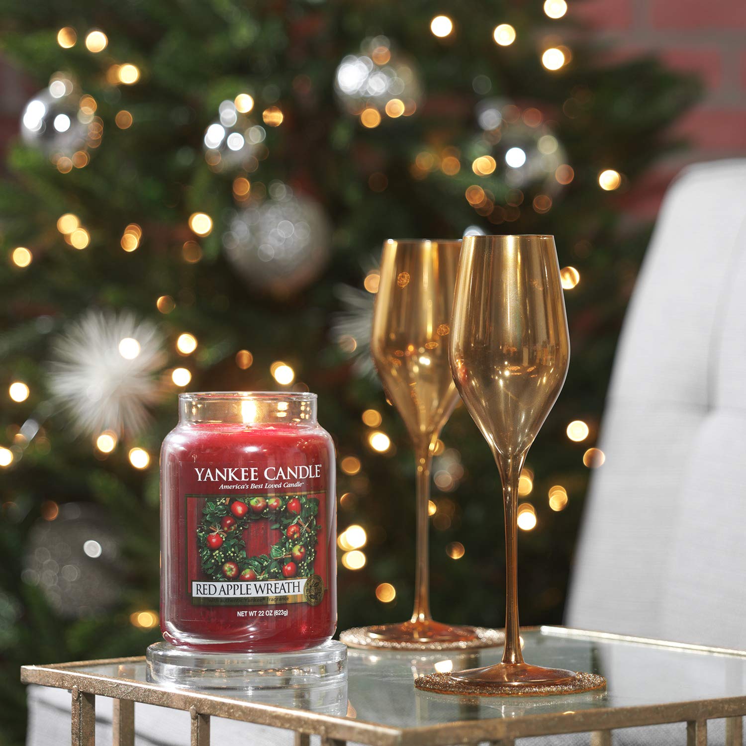 Yankee Candle Red Apple Wreath Small Jar Candle - 3.7oz Scented Candle for Home, Fall Decor & Cozy Autumn Ambiance