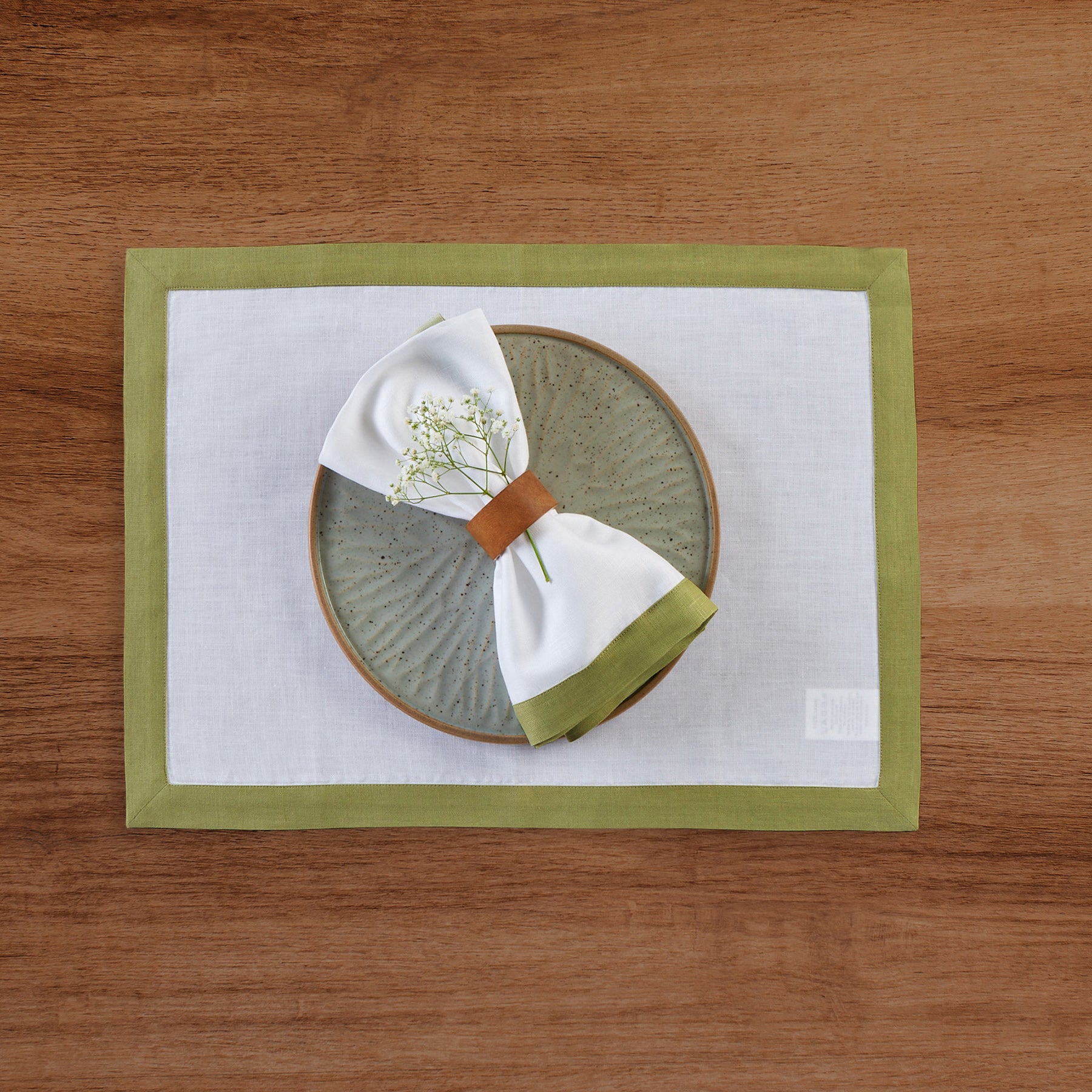 Premium Classic Placemats Set of 4 - Elegant Table Mats for Dining Room & Kitchen - Waterproof & Heat Resistant - Perfect for Everyday Meals, Dinner Parties & Holiday Decor