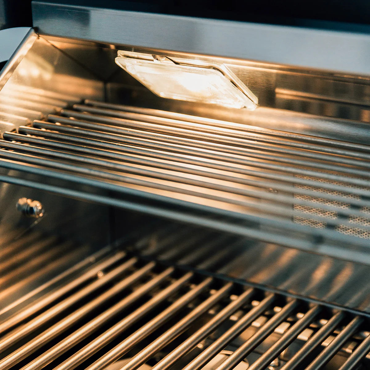 Summerset Grills Sizzler PRO 32 Inch Built-In Gas Grill - Stainless Steel Outdoor BBQ Grill with 4 Burners - Perfect for Backyard, Patio, and Poolside Cooking