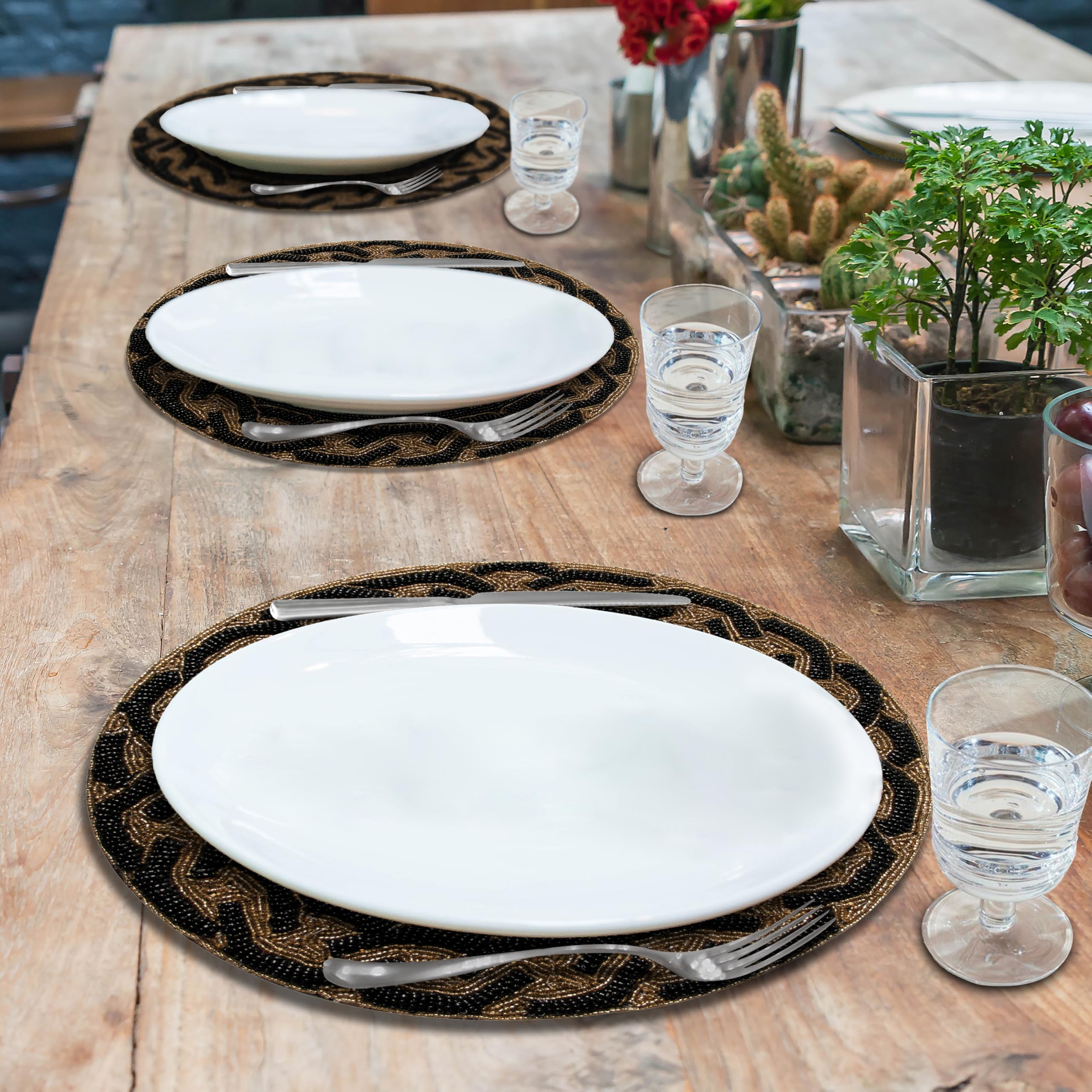 Decozen 14-Inch Round Beaded Placemats Set of 2 - Heat Resistant Charger Plates for Dining Table Decor, Valentine's Day, Weddings, Kitchen & Office - Black Gold Home Decor for Elegant Dinner Parties & Holiday Gatherings