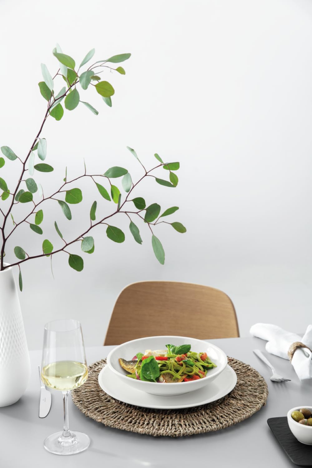Villeroy & Boch Artesano Original 16-Piece Dinnerware Set for 4 - Premium German Porcelain Plates & Bowls | Microwave & Dishwasher Safe White Dinnerware | Perfect for Family Dining, Dinner Parties & Restaurant Use