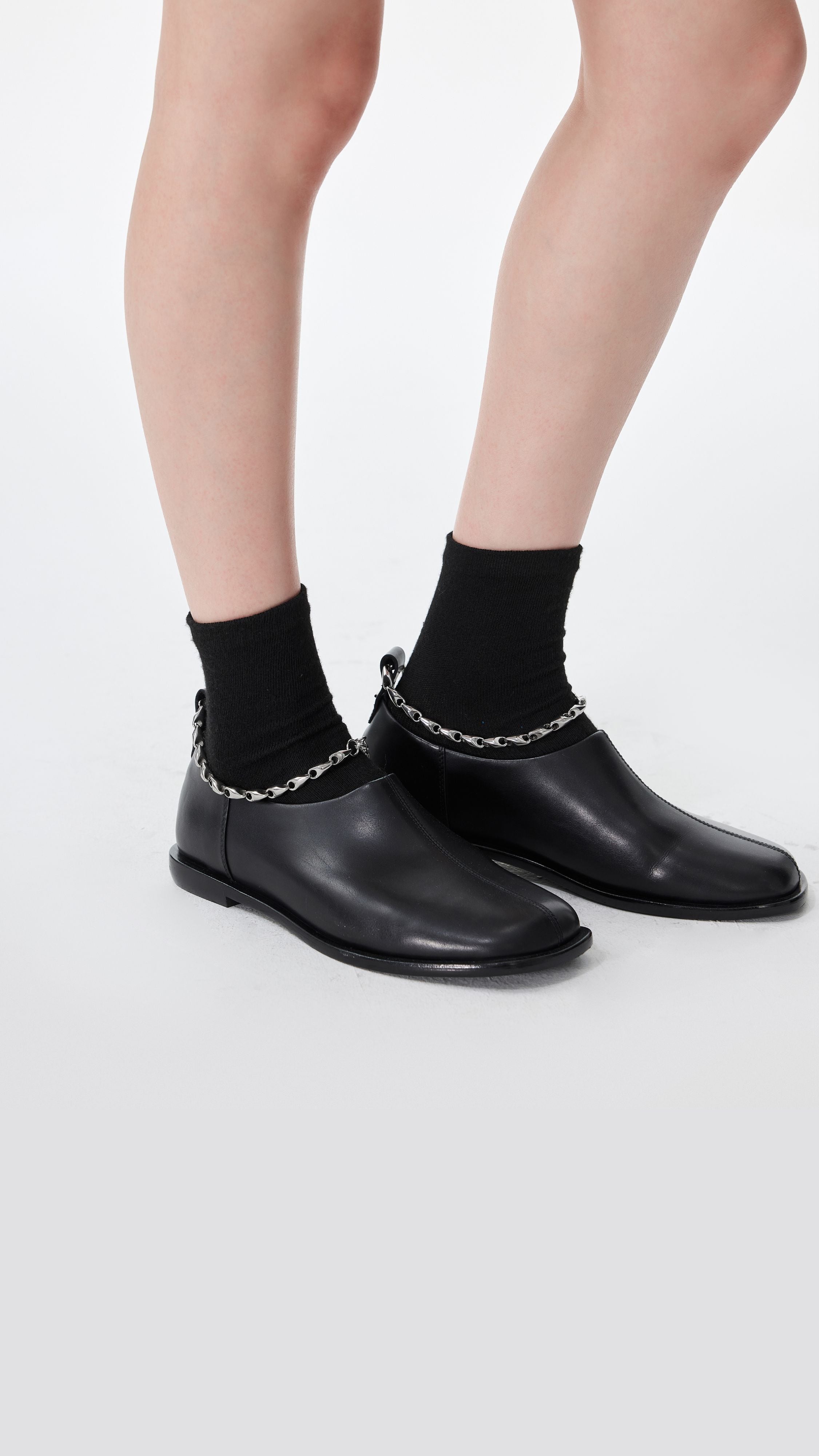 Stylish Leather Chain Flat Shoes for Women - Comfortable & Trendy Loafers for Casual Outings, Office Wear & Everyday Fashion