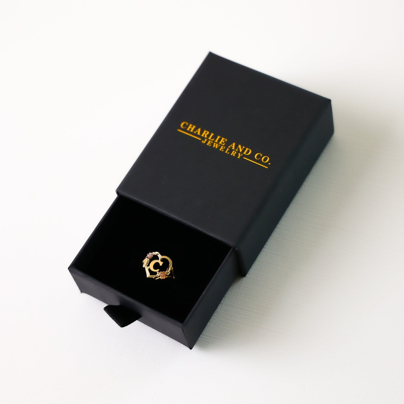 Personalized Gold Heart & Rose Initial C Ring for Women - Elegant Engraved Letter Ring for Valentine's Day, Anniversary & Romantic Gifts - Perfect for Couples, Brides & Girlfriends