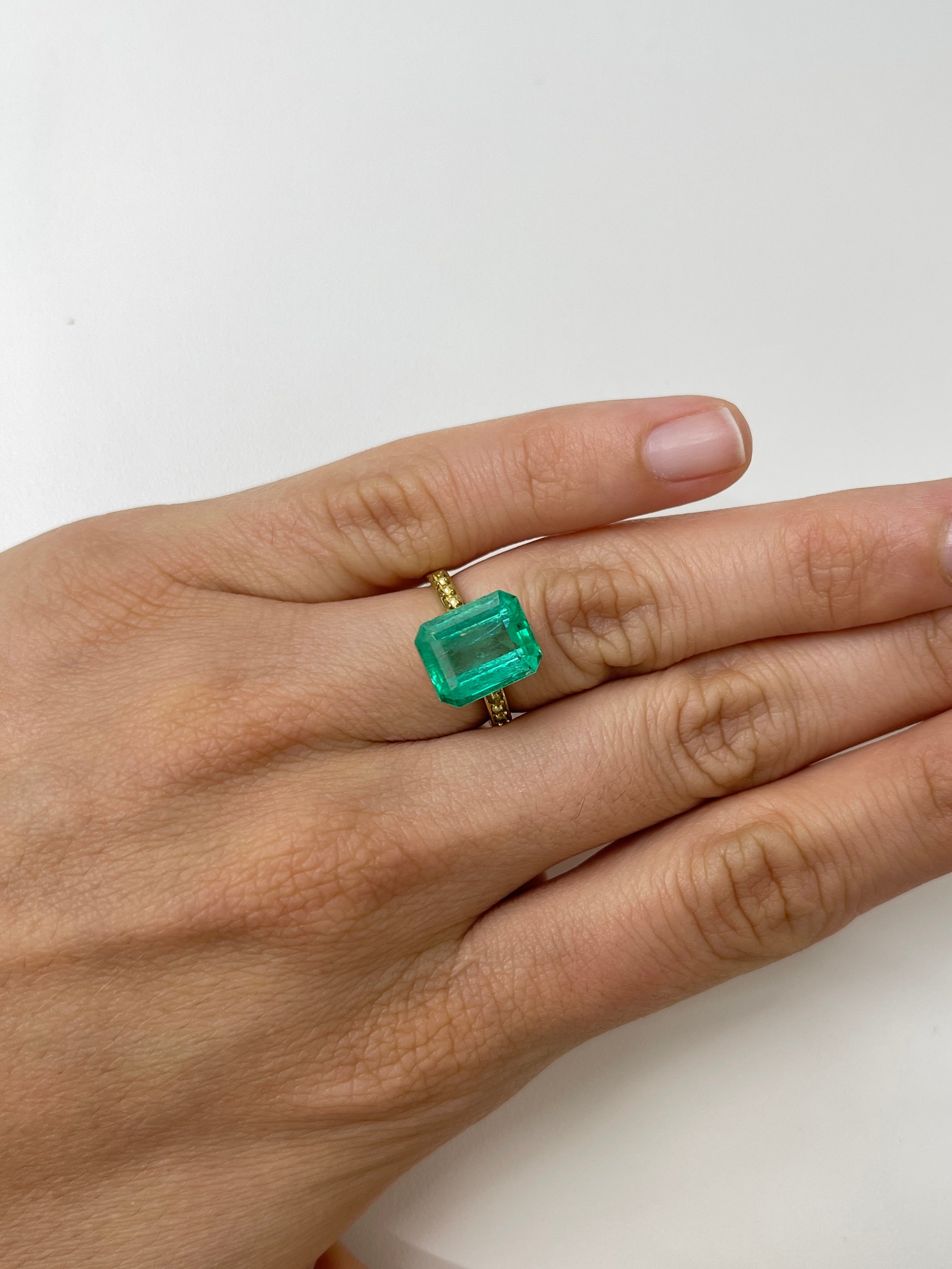5.50 Carat 11.8mm x 9.7mm Medium Green Natural Loose Colombian Emerald - Classic Emerald Cut Gemstone for Jewelry Making, Engagement Rings & Luxury Gifts