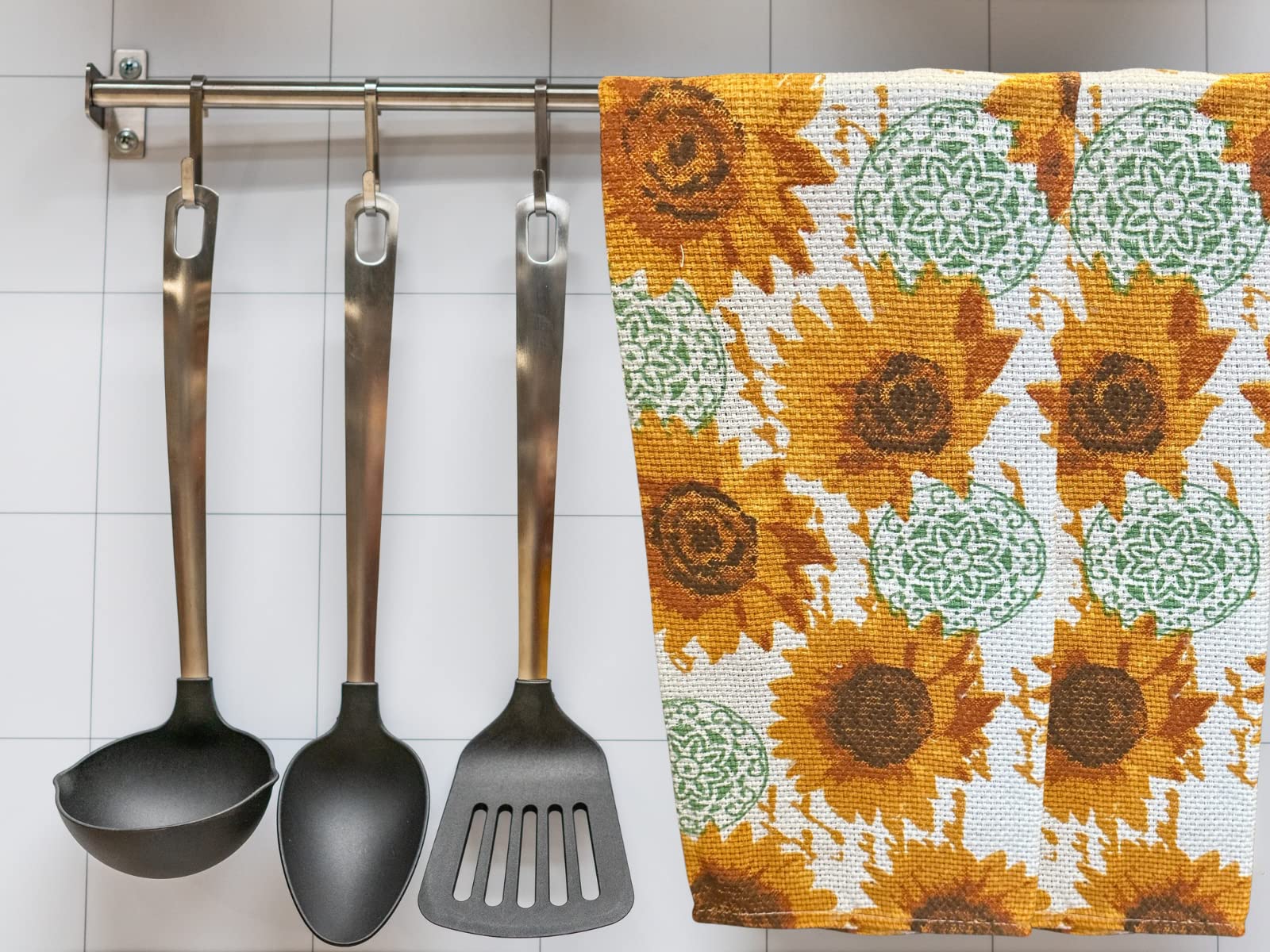 Sunflower Kitchen Decor Set - 4-Piece Sunflower Placemats, Kitchen Towels, Oven Mitt & Pot Holder - Farmhouse Home Decor for Dining Room & Kitchen - Perfect Housewarming Gift in Organza Bag
