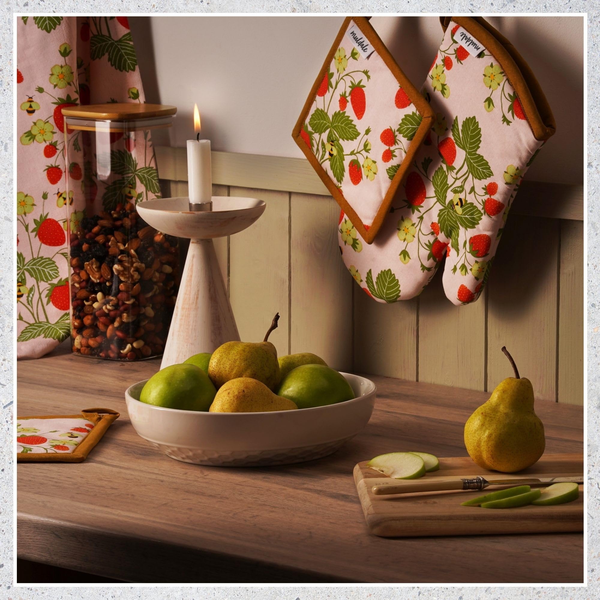 Muldale Oven Mitt and Kitchen Towel Set - 5-Piece Strawberry Pattern Heat Resistant Pot Holders & Dish Cloths - Kitchen Textile Decor Accessories for Baking, Cooking & Home Decor