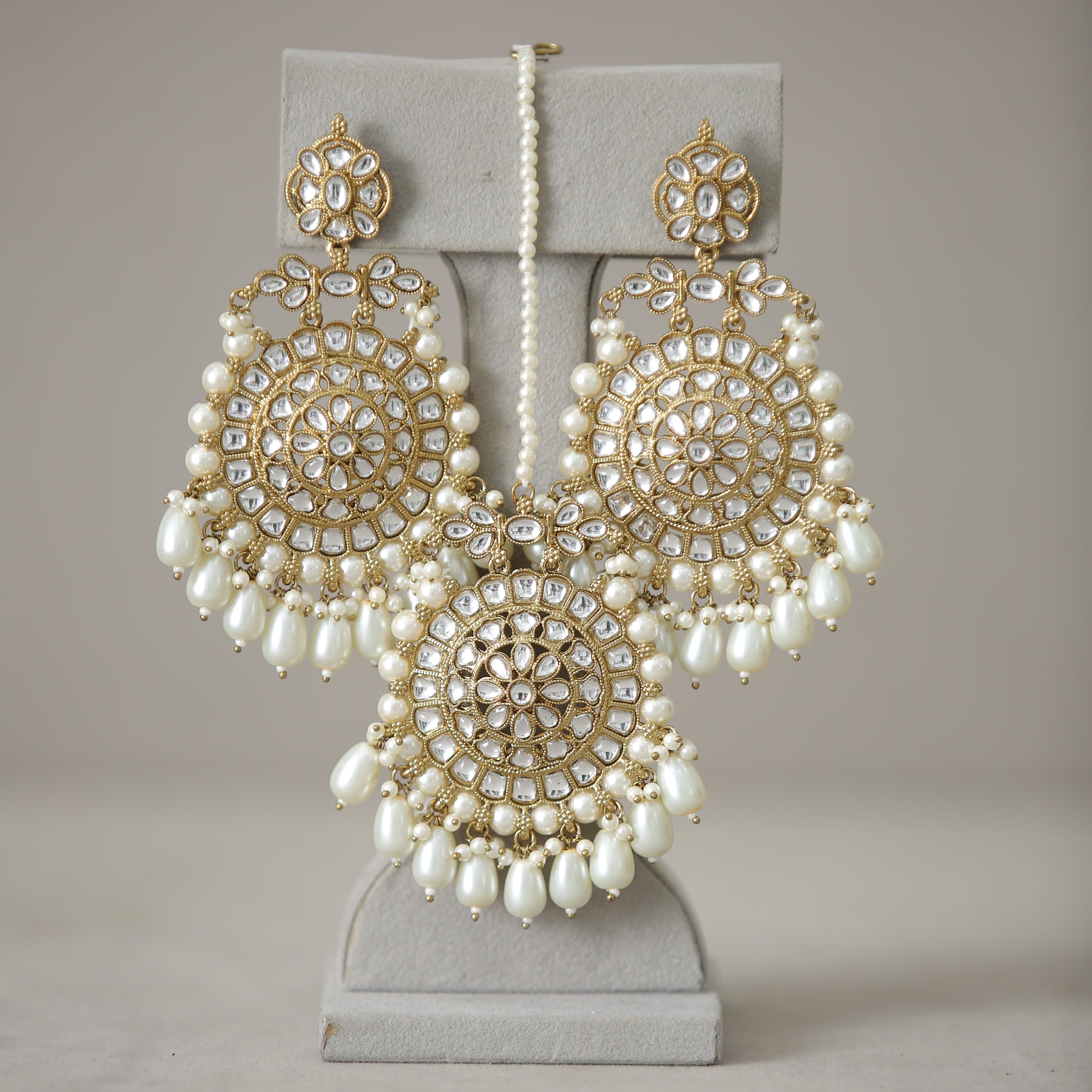Geetika Kundan Earrings with Tikka Set – Traditional Indian Bridal Jewelry for Weddings & Festive Occasions