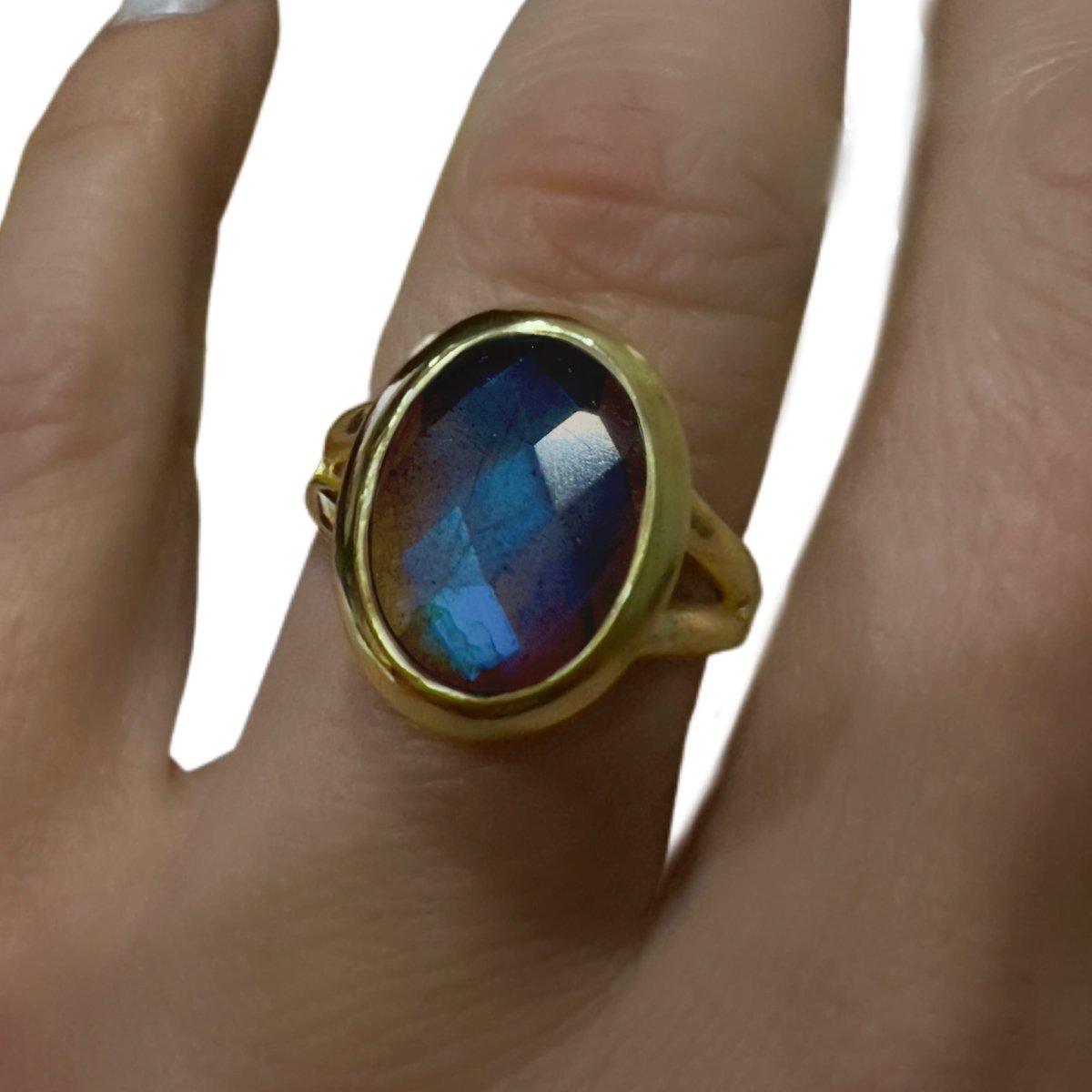 Iridescent Gold Oval Labradorite Ring for Women – Elegant Gemstone Jewelry for Everyday Wear & Special Occasions