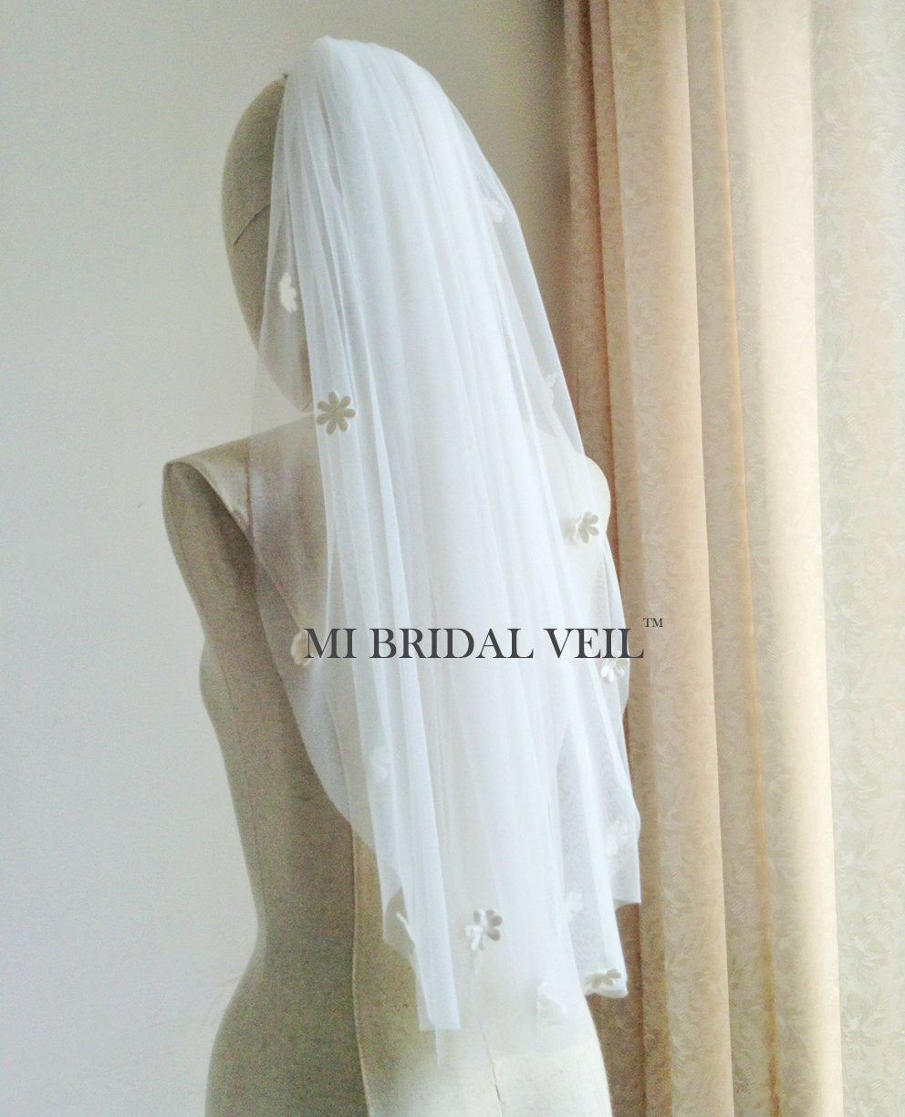 Elegant Daisy Petal Boho Wedding Veil with Floral Accents | Handmade Bridal Veil for Boho & Garden Weddings | Perfect for Outdoor & Beach Ceremonies