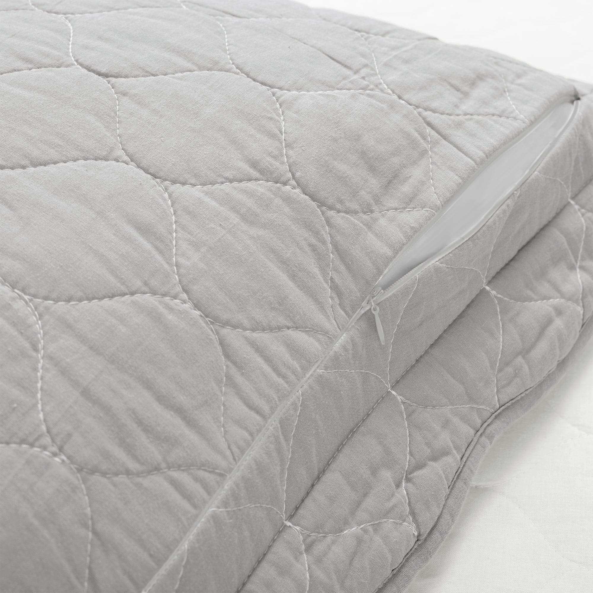 Coastal Chic Scalloped Edge Reversible Quilt 3-Piece Bedding Set | Soft & Breathable Comforter with Duvet Cover & Shams | Perfect for Beach House, Guest Room & Coastal Decor