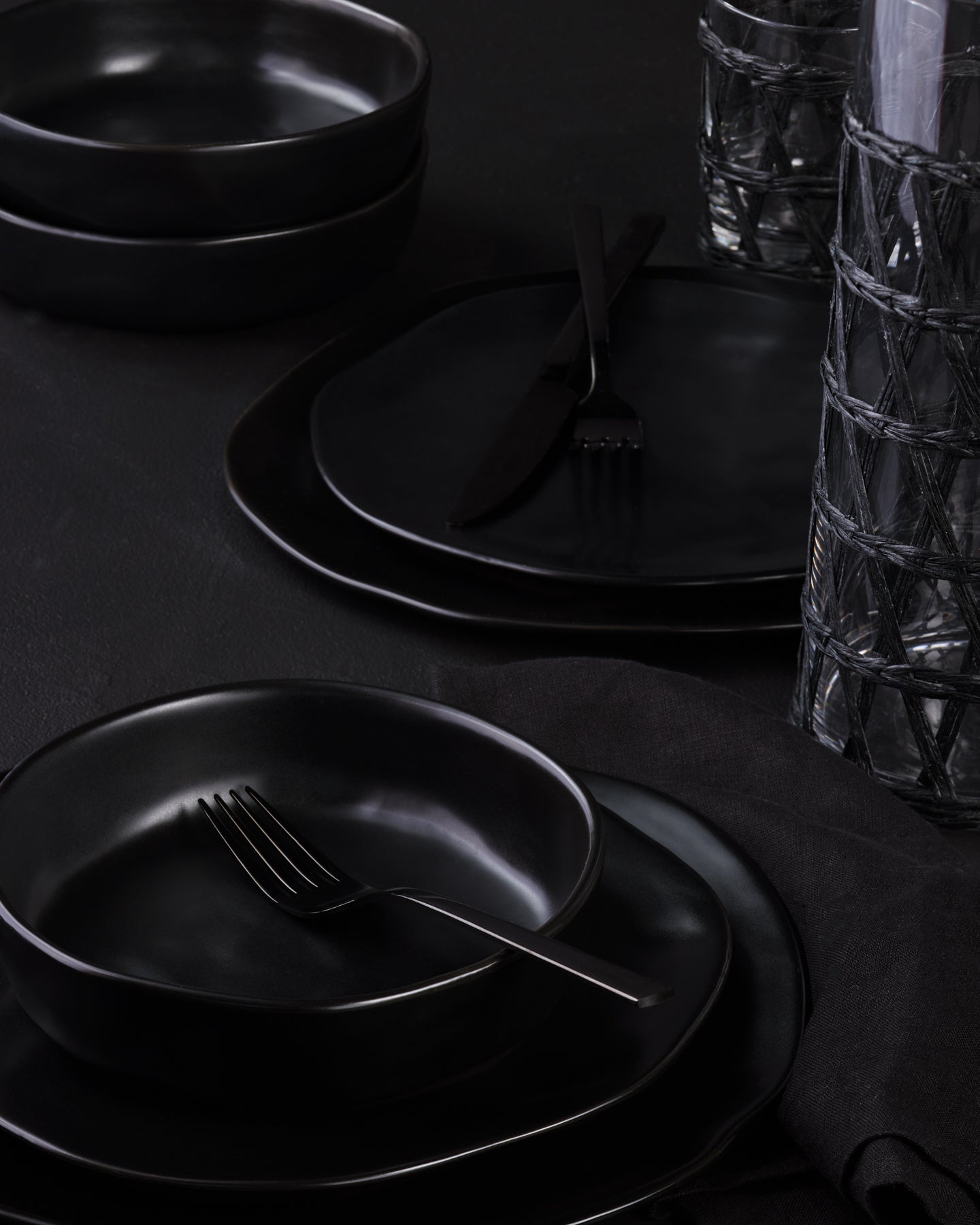 Premium Hekonda Stoneware Dinnerware Set - 16-Piece Black Ceramic Plates & Bowls for Everyday Dining & Entertaining
