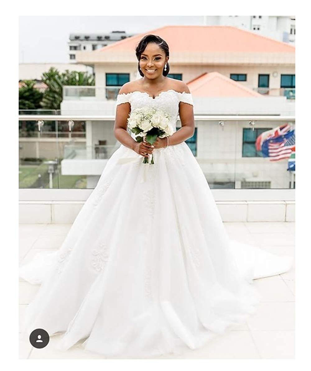 2024 Ivory Princess Off-The-Shoulder Wedding Dress with Lace Applique - Elegant Bridal Ball Gown for Bride | Perfect for Beach Weddings, Church Ceremonies & Formal Receptions