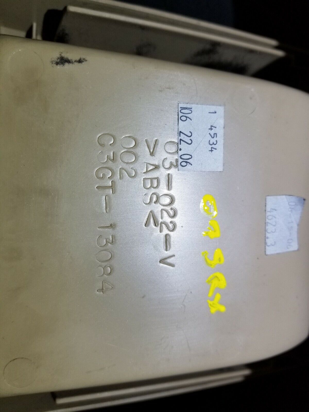 2005-2009 Cadillac SRX Center Console Rear Trim Cover Replacement - OEM Style for Enhanced Interior & Comfort While Driving