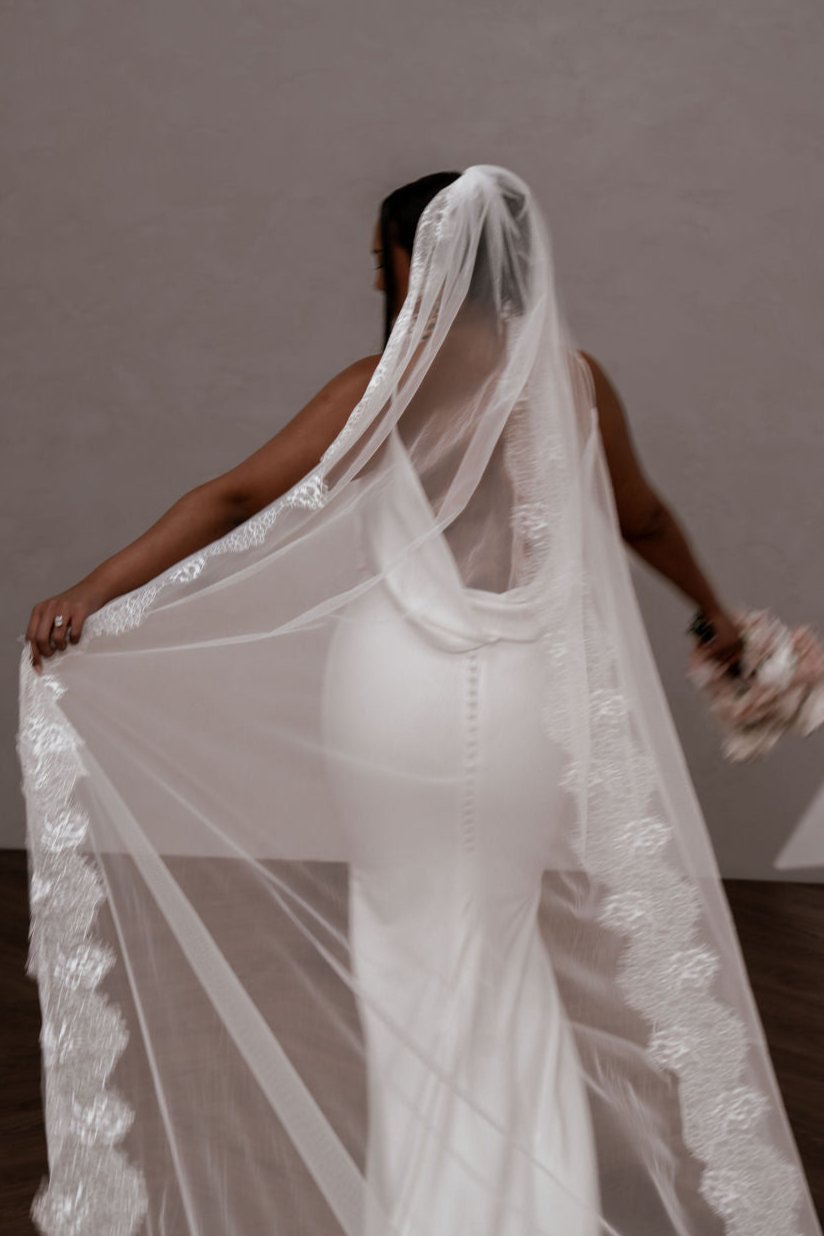 Alice Veil - Elegant Bridal Wedding Veil with Lace Trim for Bride, Perfect for Church Ceremony & Outdoor Wedding Photos