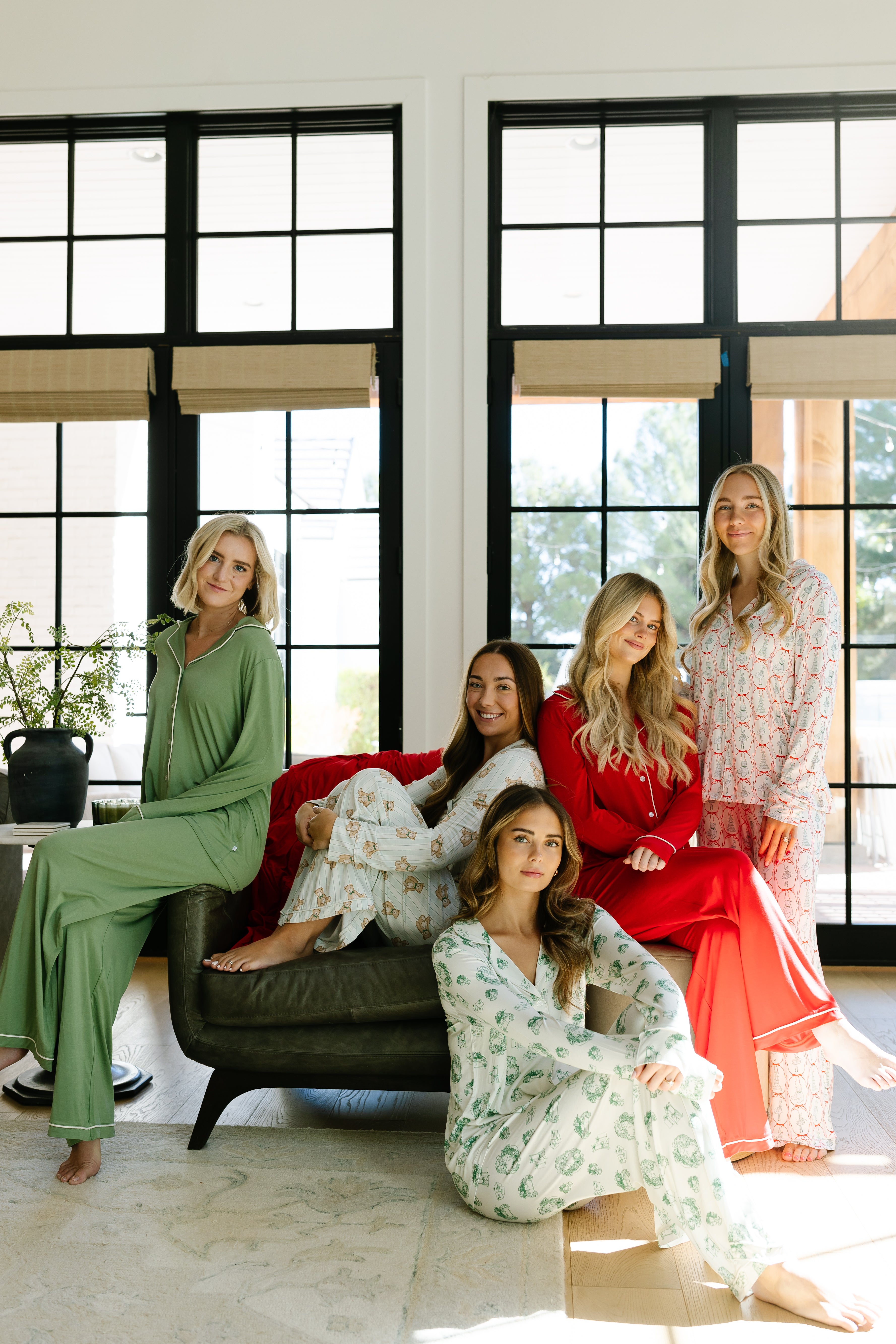 Christmas Poinsettia Print Pajama Set for Women - Cozy Holiday Sleepwear for Winter Nights & Festive Family Gatherings