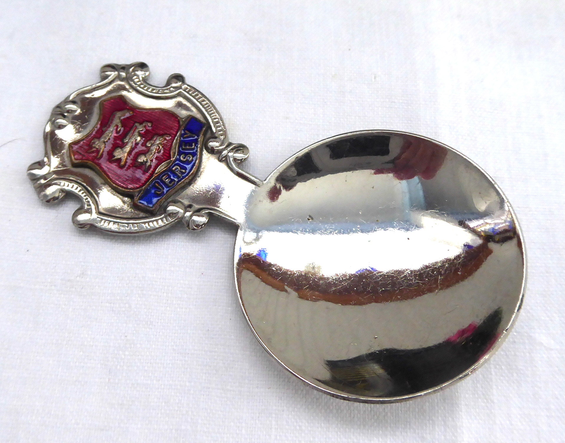 Vintage 1930s Enamel Tea Caddy Spoon with 3 Lions Design - British Souvenir Tea Scoop for Loose Leaf Tea Brewing & Collection Display