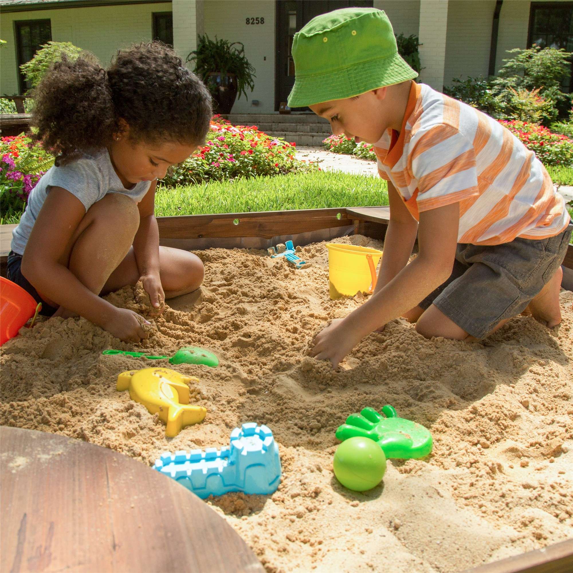 KidKraft Backyard Sandbox with Cover - Natural Wood Outdoor Sandbox for Kids, Sand Play Toy for Toddlers & Children - Perfect for Backyard, Garden, or Playground Fun