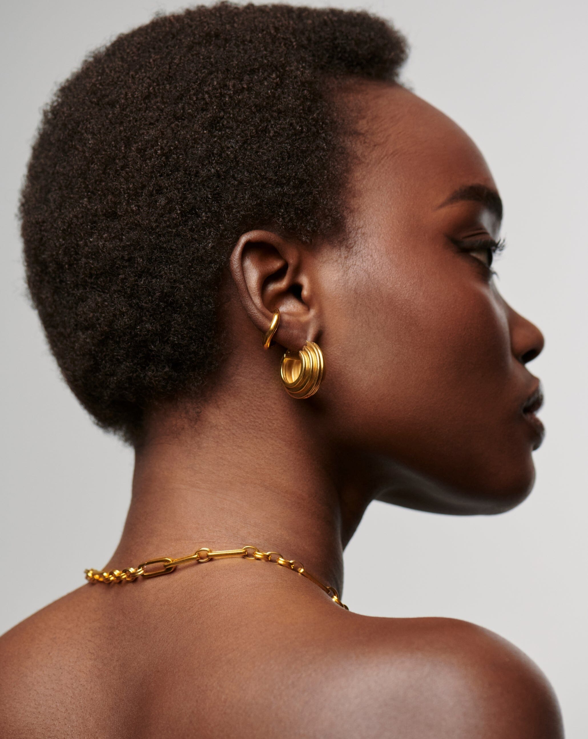 Lucy Williams Medium Chunky Ridge Hoop Earrings for Women - Trendy Gold Plated Statement Hoops - Perfect for Parties, Date Nights & Everyday Wear