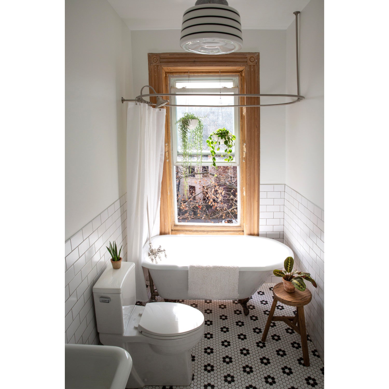 Aqua Eden 60 Inch White Cast Iron Clawfoot Bathtub - Oval Roll Top Design with Oil Rubbed Bronze Feet - Vintage Freestanding Tub for Bathroom Remodel & Luxury Spa Experience