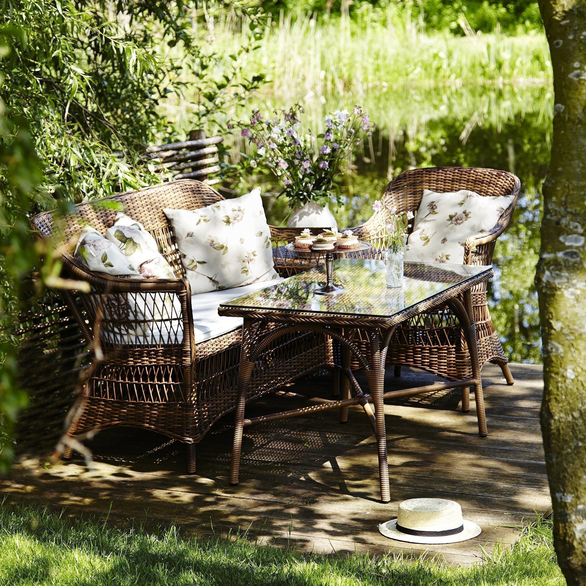 Charlot Outdoor 2-Seater Patio Sofa - Waterproof Wicker Furniture for Garden, Balcony, and Poolside Relaxation