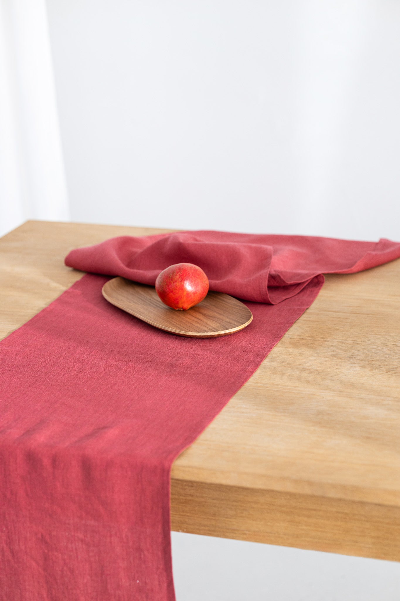Premium Linen Table Runner in Raspberry - Elegant Dining Decor for Weddings, Parties & Home Decor