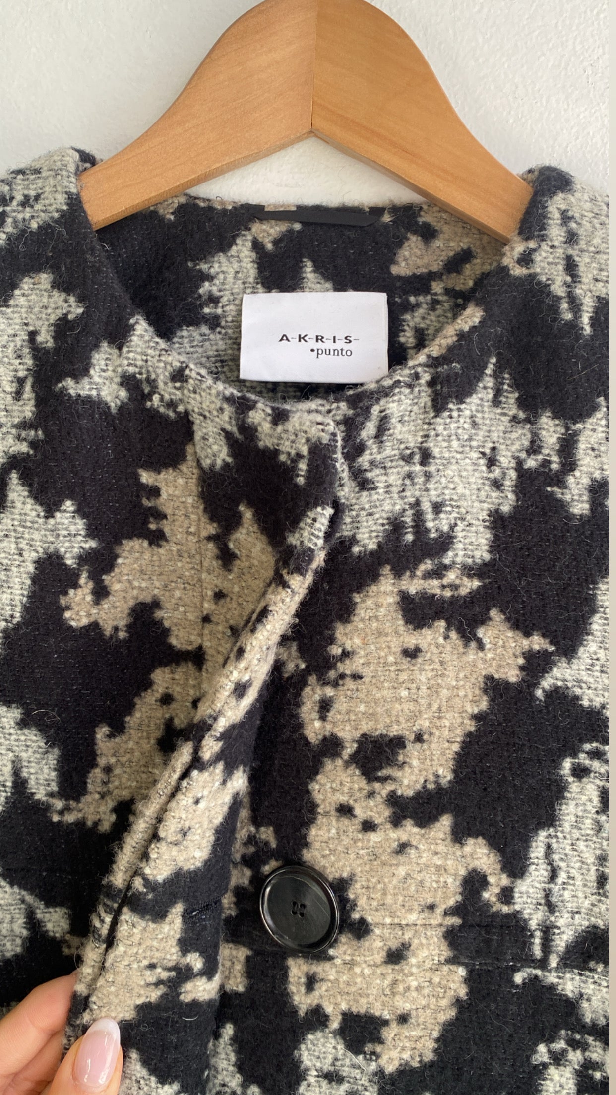 Akris Punto Wool Houndstooth Cropped Jacket for Women - Classic Checkered Blazer for Office, Business & Formal Occasions