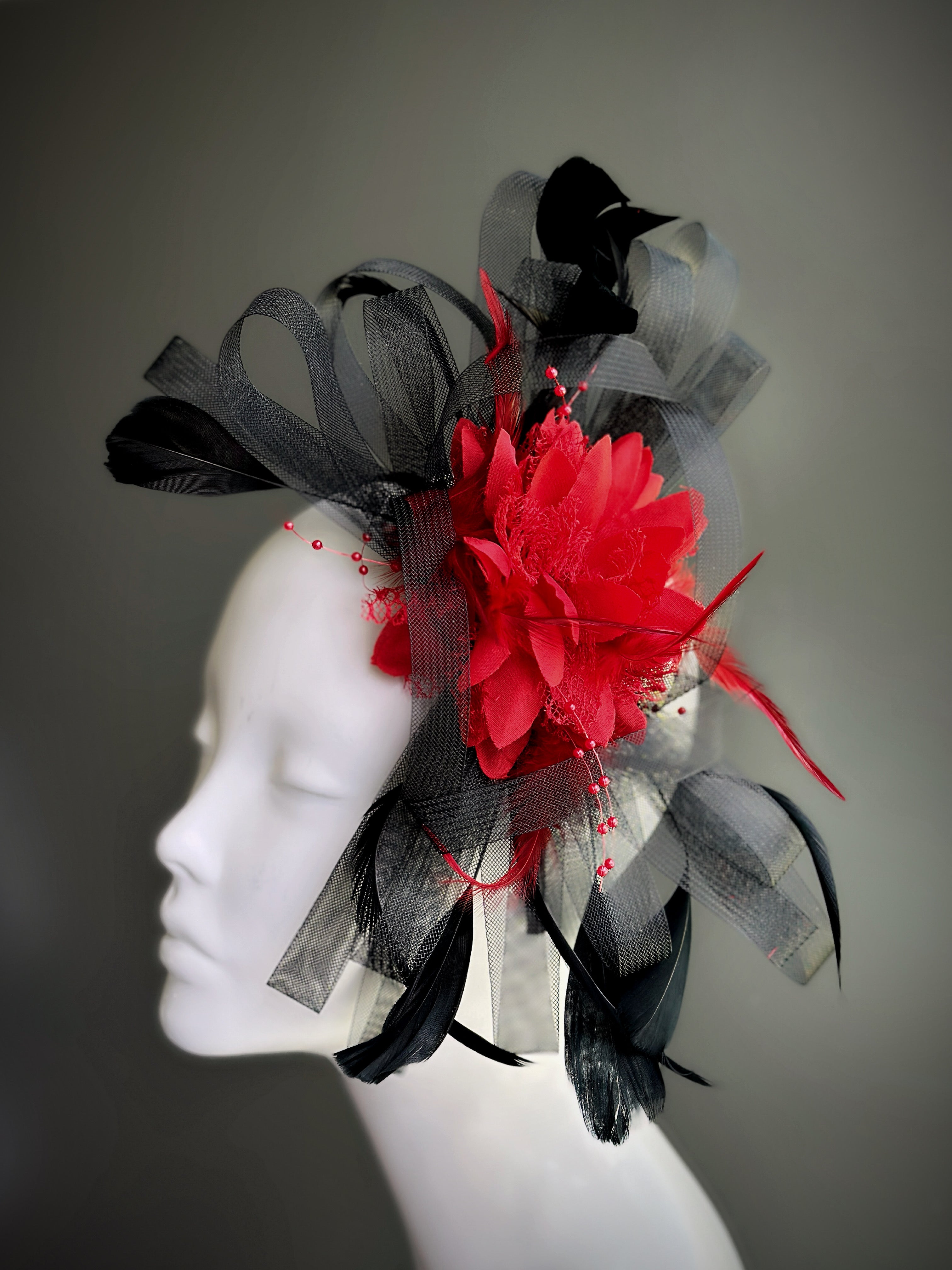 Elegant Feather Tulle Hairpiece - Red & Black Hair Accessory for Weddings, Parties & Special Occasions