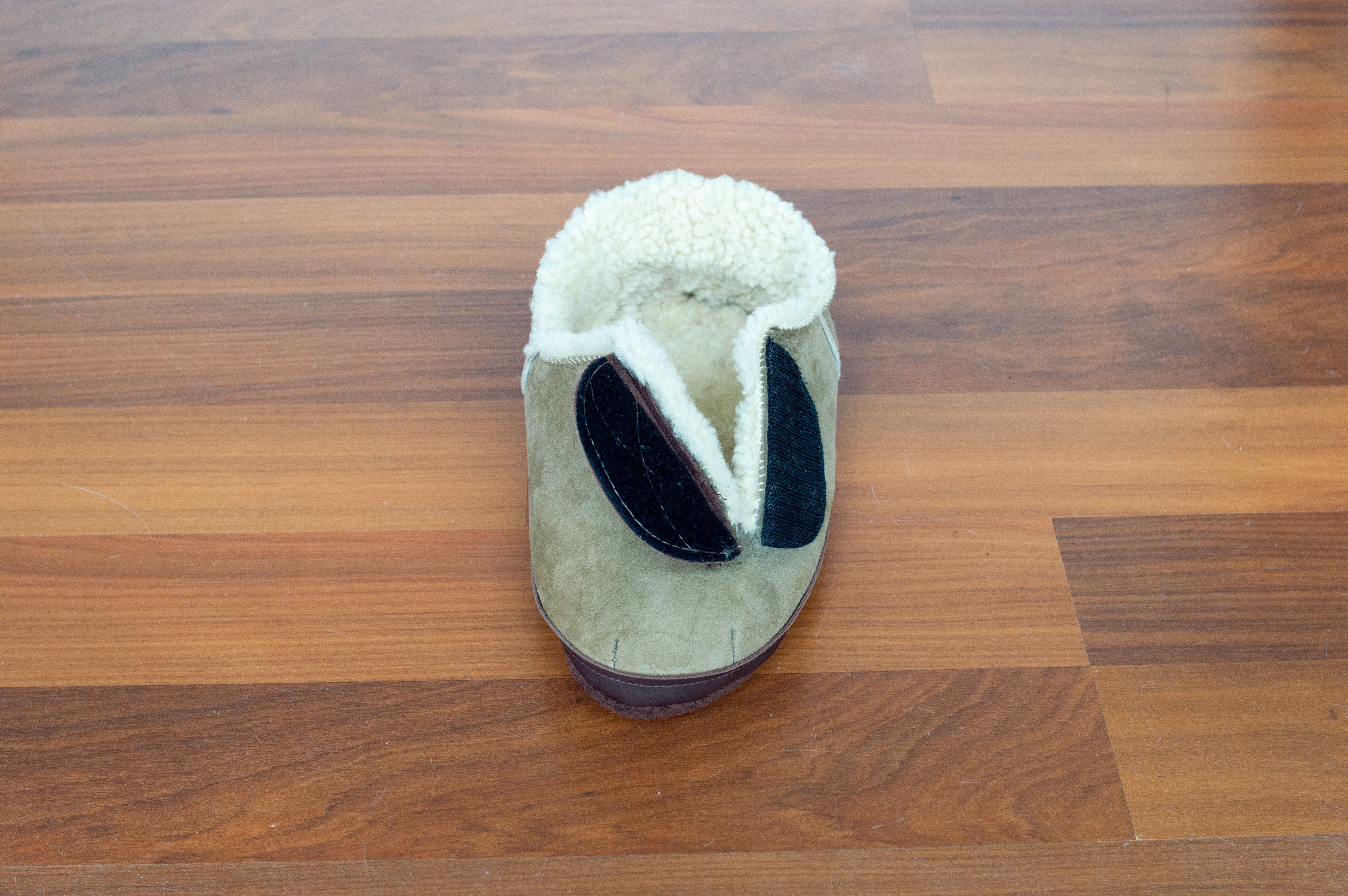 Premium Sheepskin Slippers for Men & Women - Ultra Soft Indoor/Outdoor House Shoes with Memory Foam - Perfect for Winter Comfort, Home Relaxation & Cozy Lounging
