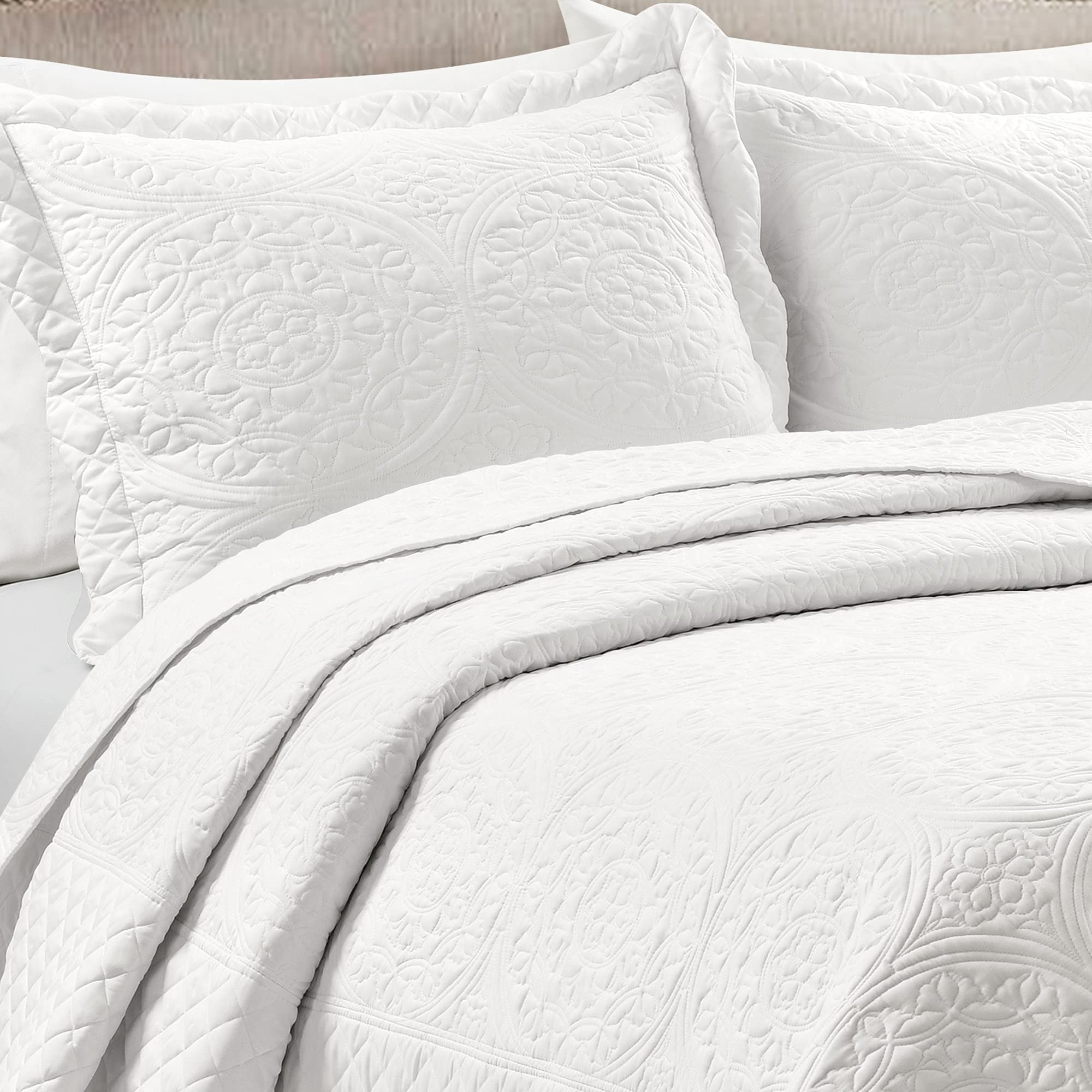 Lush Decor Medallion Scallop 5-Piece King Size Bedspread Set in White - Luxury Bedding for Master Bedroom & Guest Room Decor