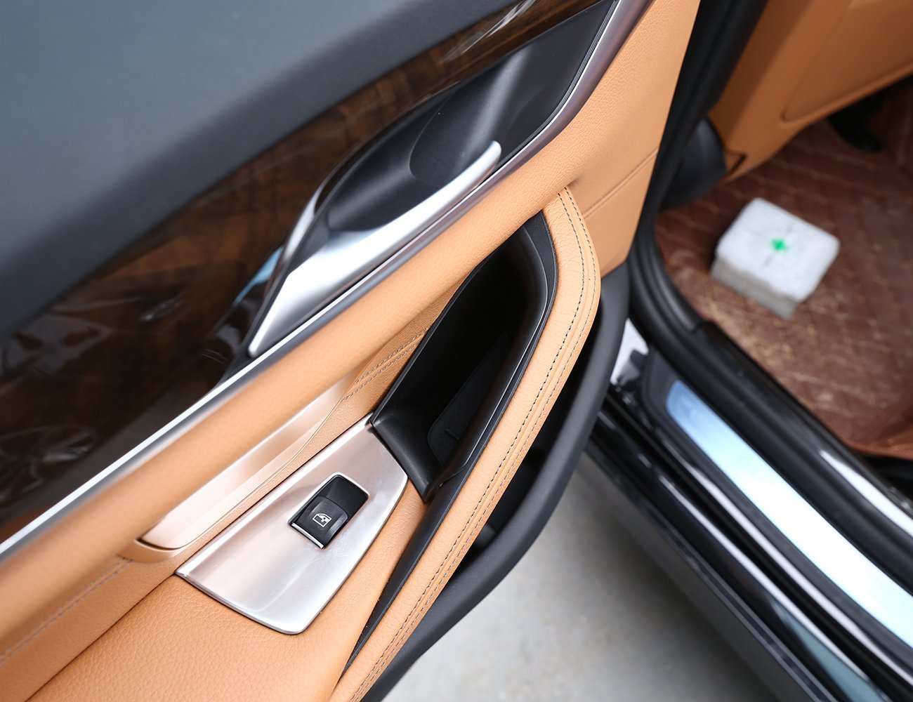 METYOUCAR Car Door Storage Box & Phone Tray Organizer for BMW 5 Series G30 (2018) - Premium Accessories for Keys, Wallet & Smartphone - Perfect for Road Trips & Daily Commute
