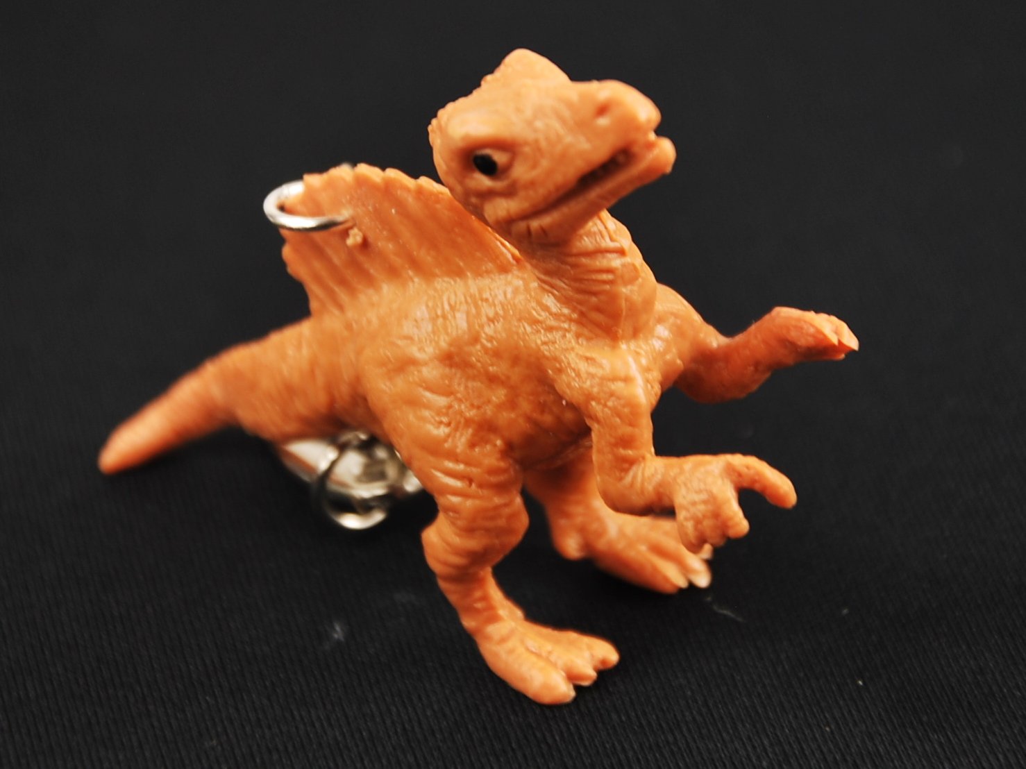 Miniblings Spinosaurus Dinosaur Keychain for Kids - Durable Button Key Ring with Chain - Perfect for Backpacks, Gifts & School Accessories