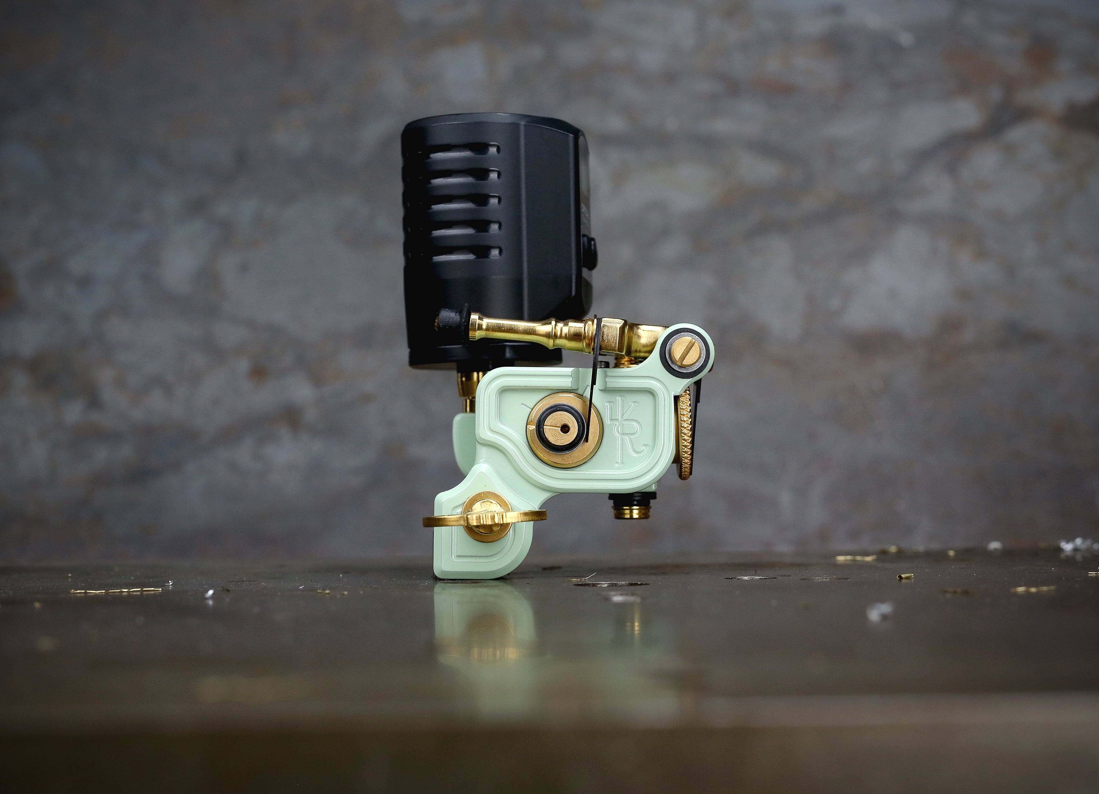 Dan Kubin Sidewinder 46er Featherweight Tattoo Machine - Seafoam & Gold Aluminum RCA with Clip Cord - Perfect for Professional Tattoo Artists & Studio Use