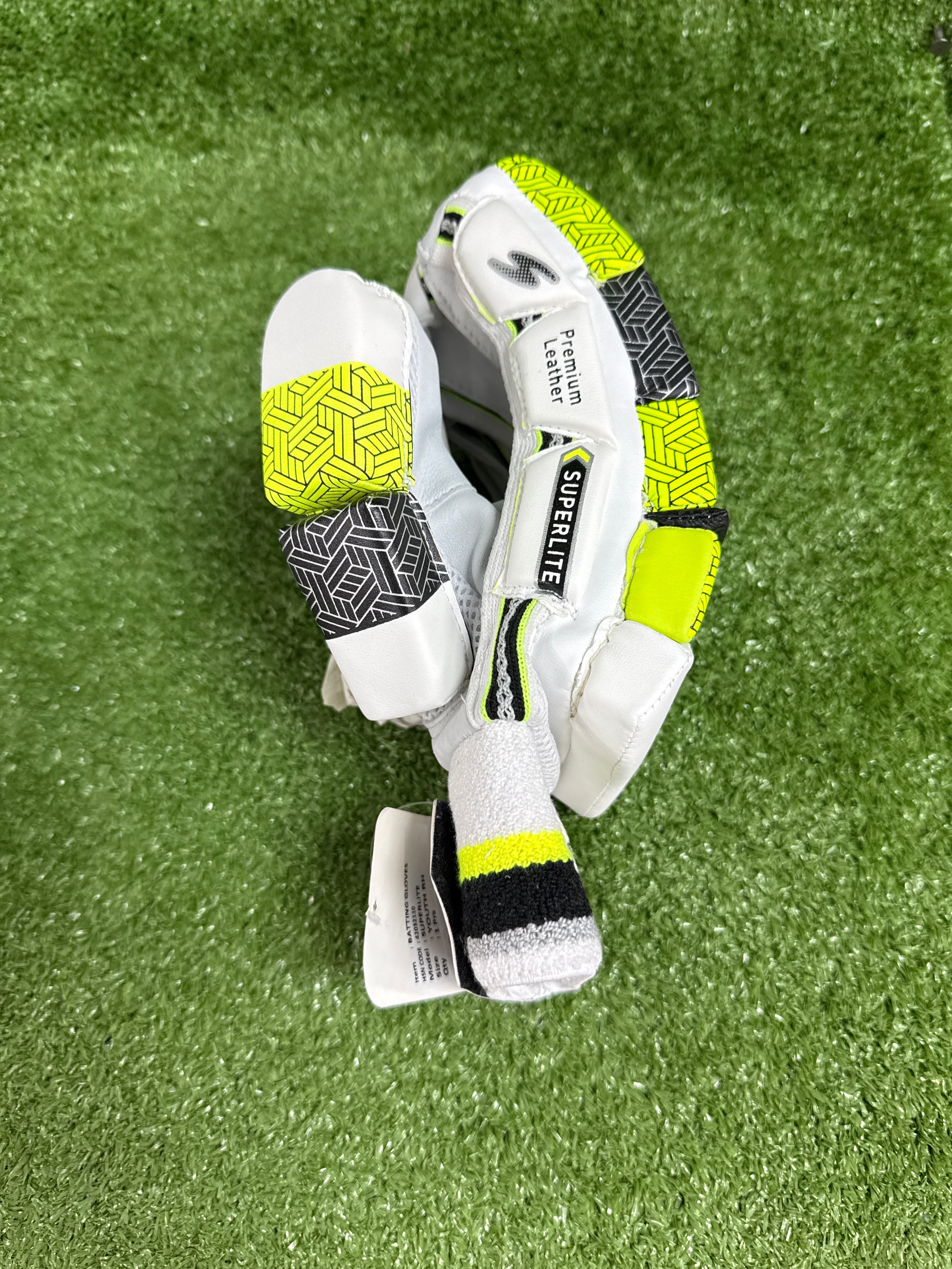 SS Superlite Junior/Youth Cricket Batting Gloves - Lightweight Protective Gear for Young Players - Perfect for Practice & Matches