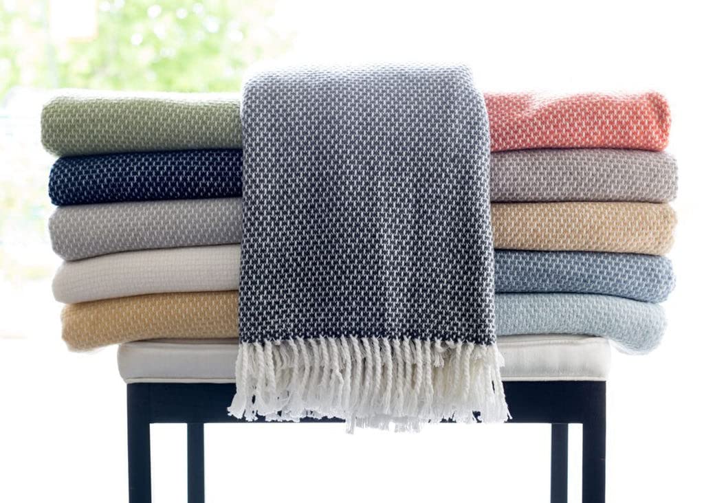 Soft Light Gray Links Pattern Throw Blanket - Cozy Knit Blanket for Sofa, Bed & Couch - Perfect for Winter Nights, Movie Time & Home Decor