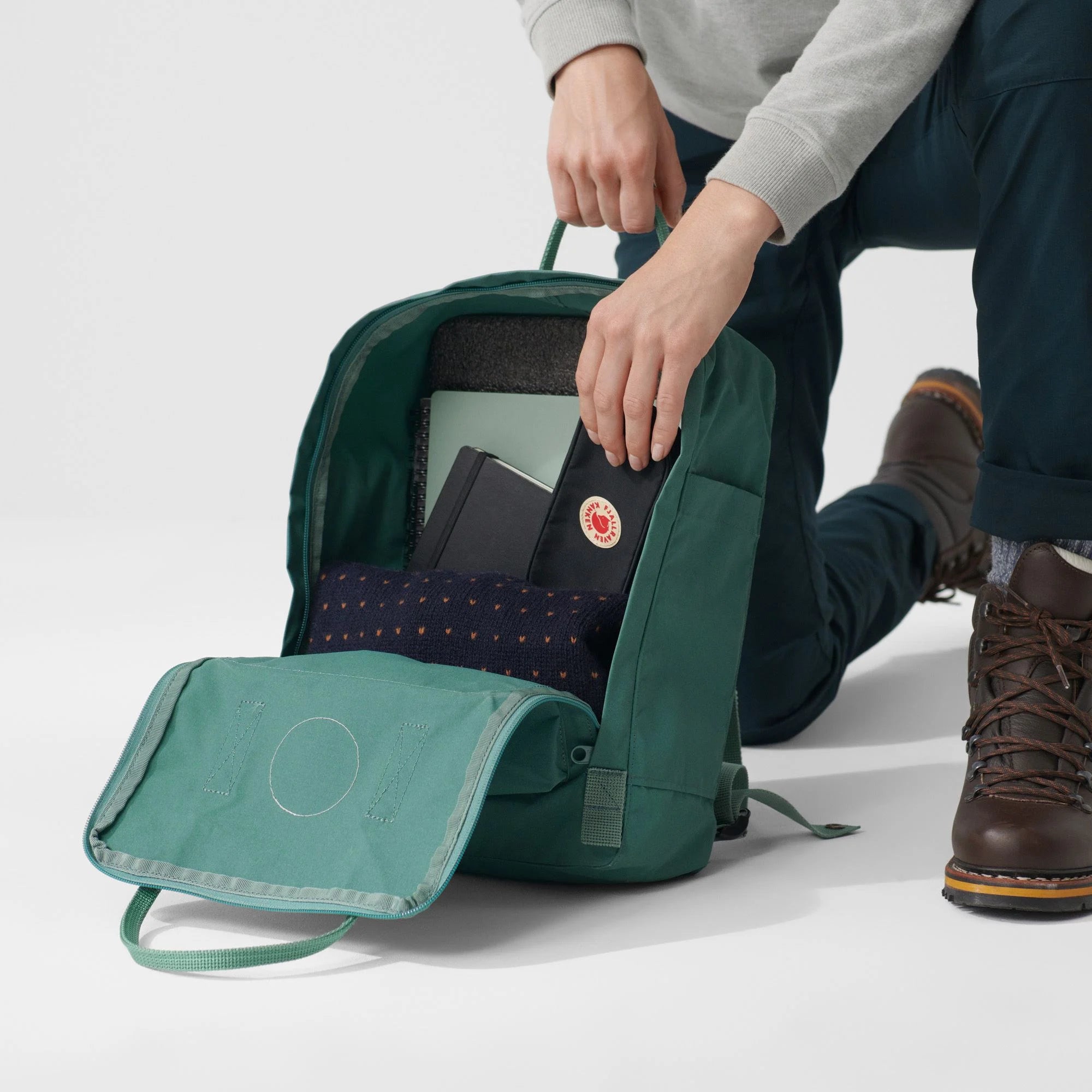 Fjallraven Kanken Classic Backpack - Waterproof & Durable School & Travel Backpack for Men & Women - Perfect for Hiking, Commuting & College Campus Use