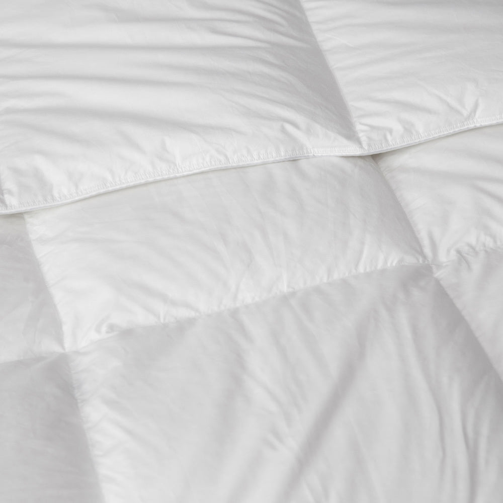 John Cotton Supreme Luxury 85/15 Goose Down & Feather Quilt - Ultra Soft All-Season Comforter for Bedroom, Hotel & Guest Room (Queen Size, White)