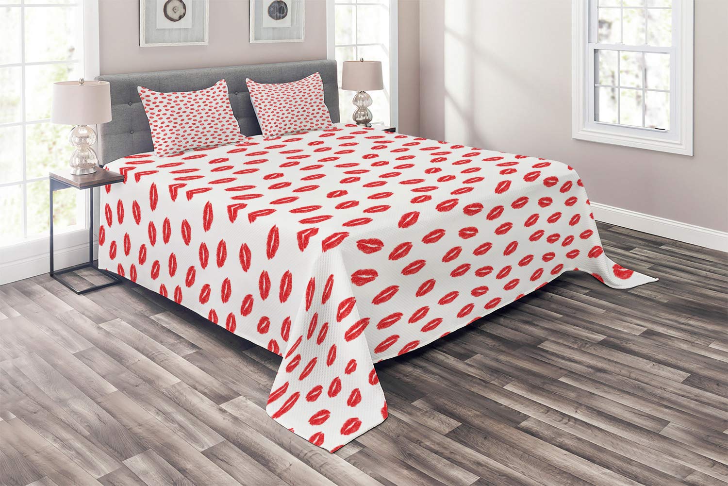 Ambesonne Lips Coverlet Set - King Size 3-Piece Quilted Bedspread with 2 Pillow Shams, Scarlet & White Kisses Print Romantic Design for Master Bedroom Decor