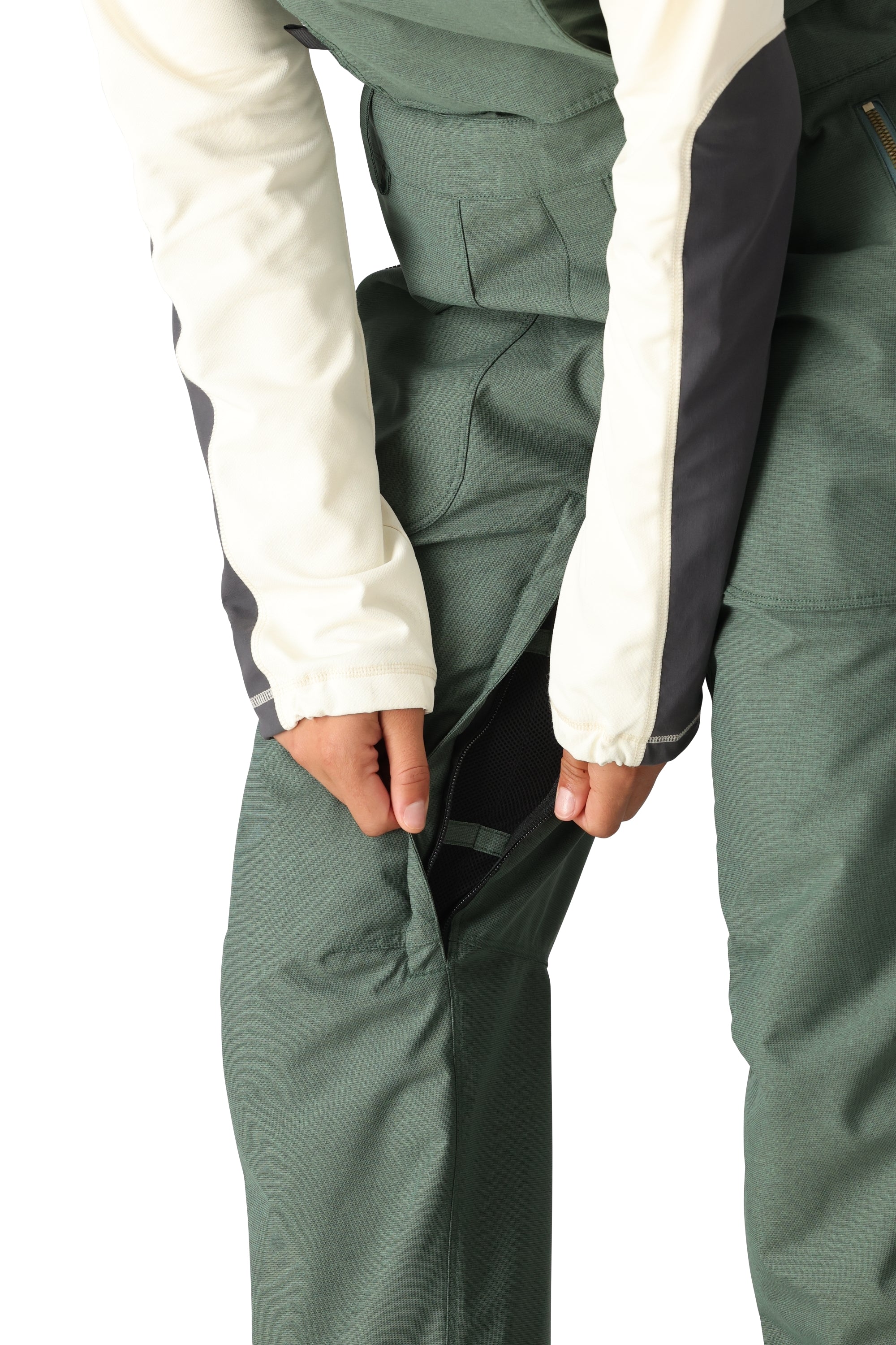 686 Women's Black Magic Insulated Bib Snow Pants - Waterproof Winter Ski Bib Overalls for Snowboarding & Cold Weather (2025) - Perfect for Skiing, Snowboarding & Outdoor Winter Activities