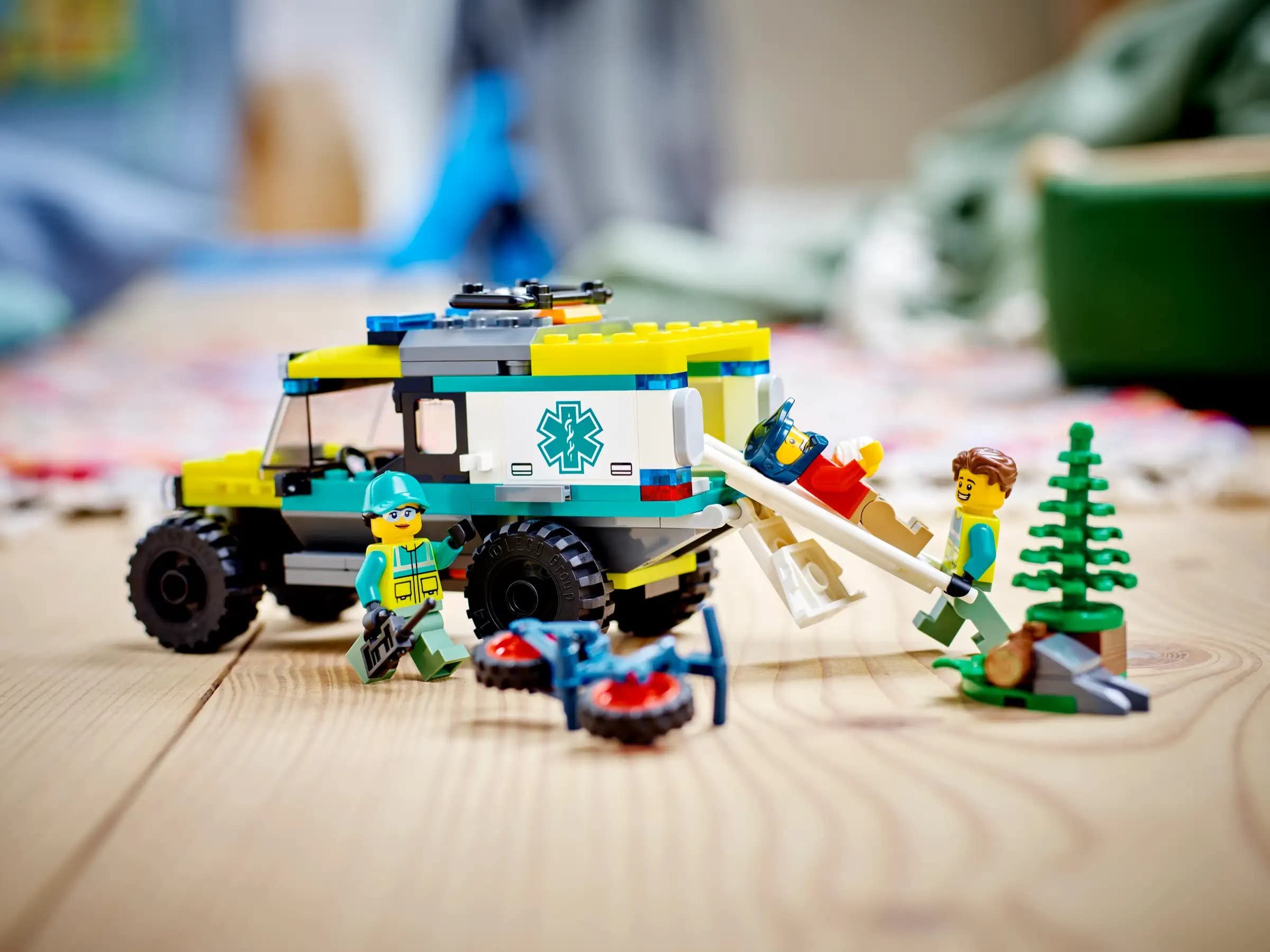 **LEGO 40582 City 4x4 Off-Road Ambulance Rescue Set (2023 Limited Edition) – 162 Pieces with Off-Road Vehicle & 3 Minifigures – Yellow, Green & Red – Ages 6+ – Perfect for Creative Play & Emergency Rescue Scenes**