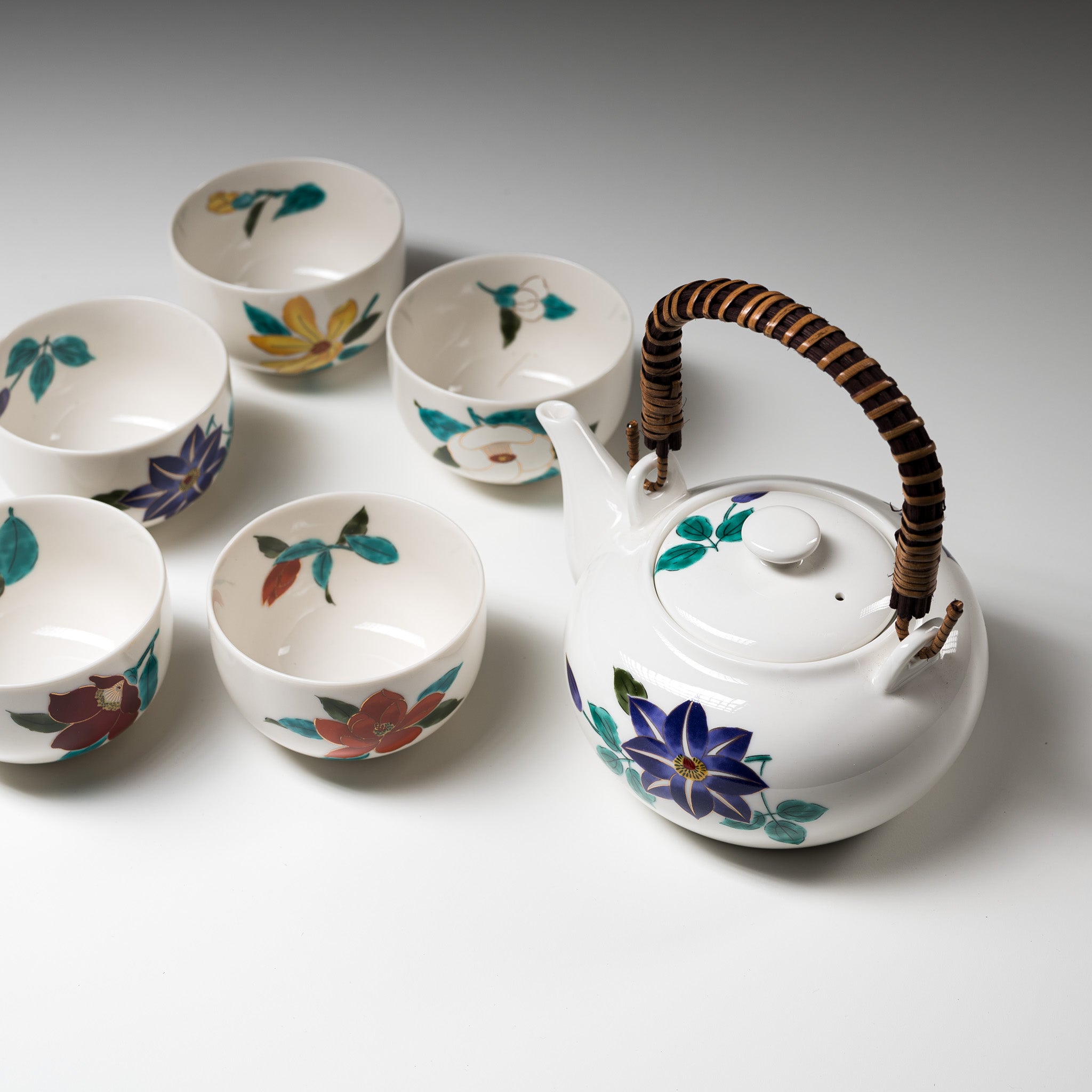 Japanese Cherry Blossom Tea Set - 550ml Ceramic Teapot with Floral Design, Perfect for Matcha, Green Tea & Home Decor | Traditional Japanese Tea Ceremony Gift