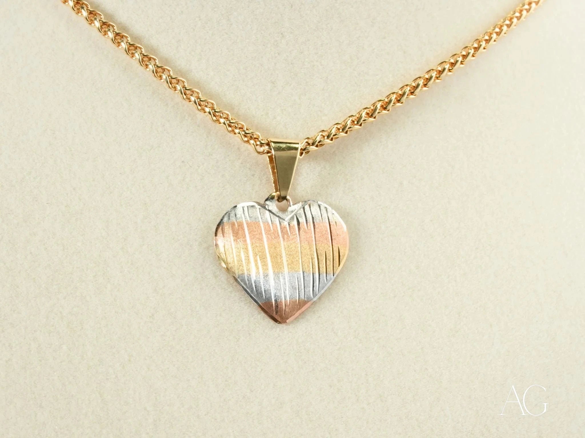 Elegant Three-Tone Heart Pendant Necklace - Perfect for Valentine's Day Gifts, Anniversary Presents & Romantic Occasions