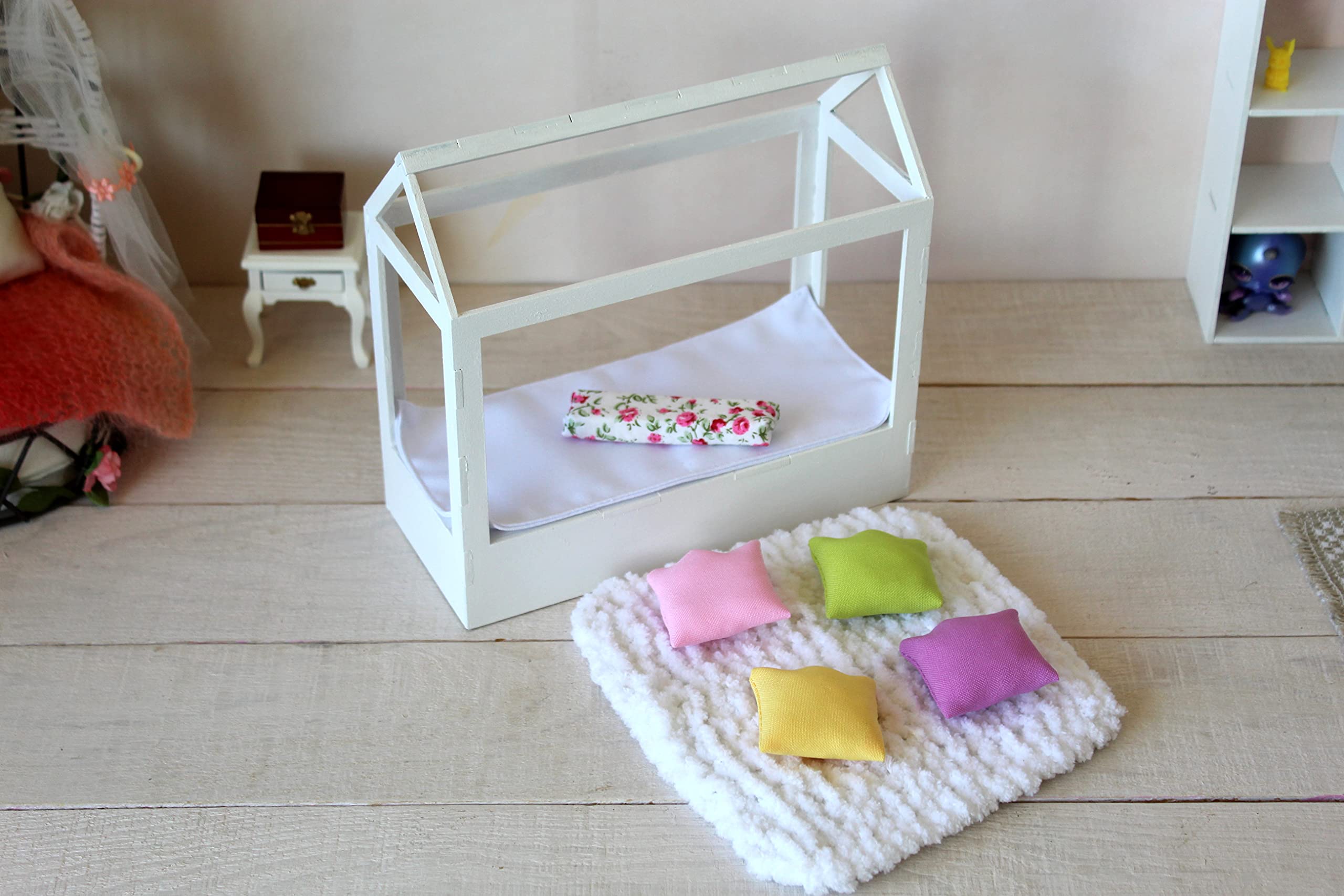 1:12 Scale Miniature Wooden Canopy Dollhouse Bed Frame with Mattress & Pillows for BJD Dolls - Perfect for Dollhouse Decor, Collectibles, and Miniature Scenes