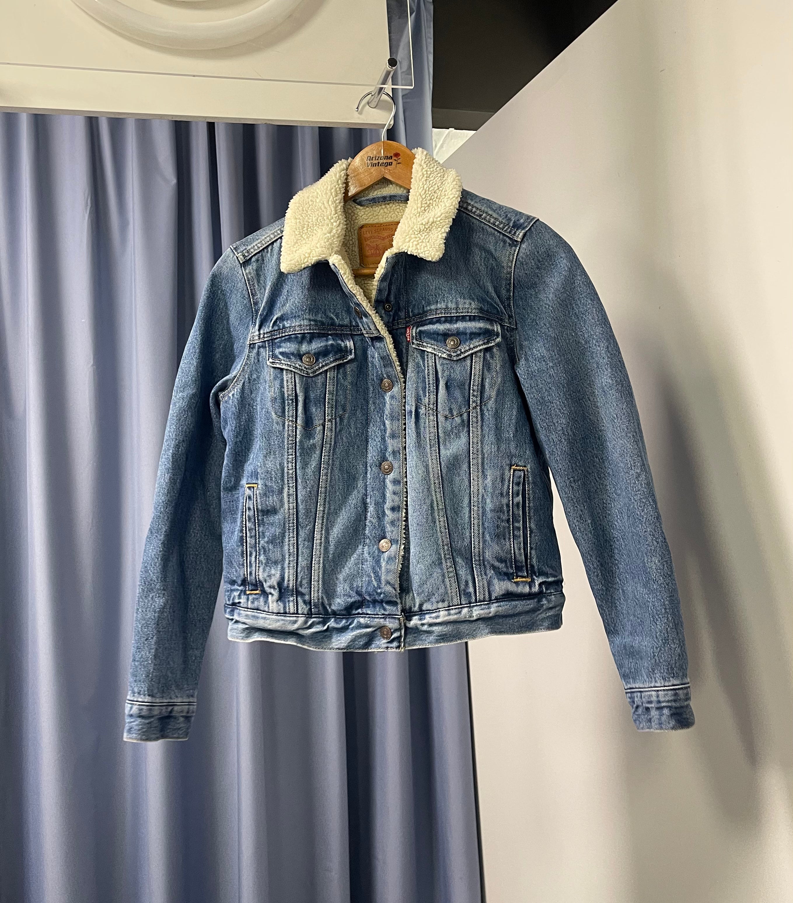 Levi's Women's Classic Fit Denim Jacket - Vintage Blue Washed Cotton Jean Jacket for Casual Outfits & Layering