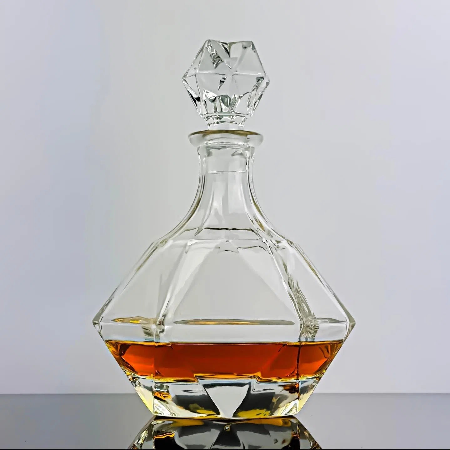 Premium Diamond-Cut Whiskey Decanter Set with 4 Crystal Glasses - 950ml Elegant Barware for Bourbon, Scotch & Whiskey Lovers - Perfect for Home Bars, Gifts & Entertaining