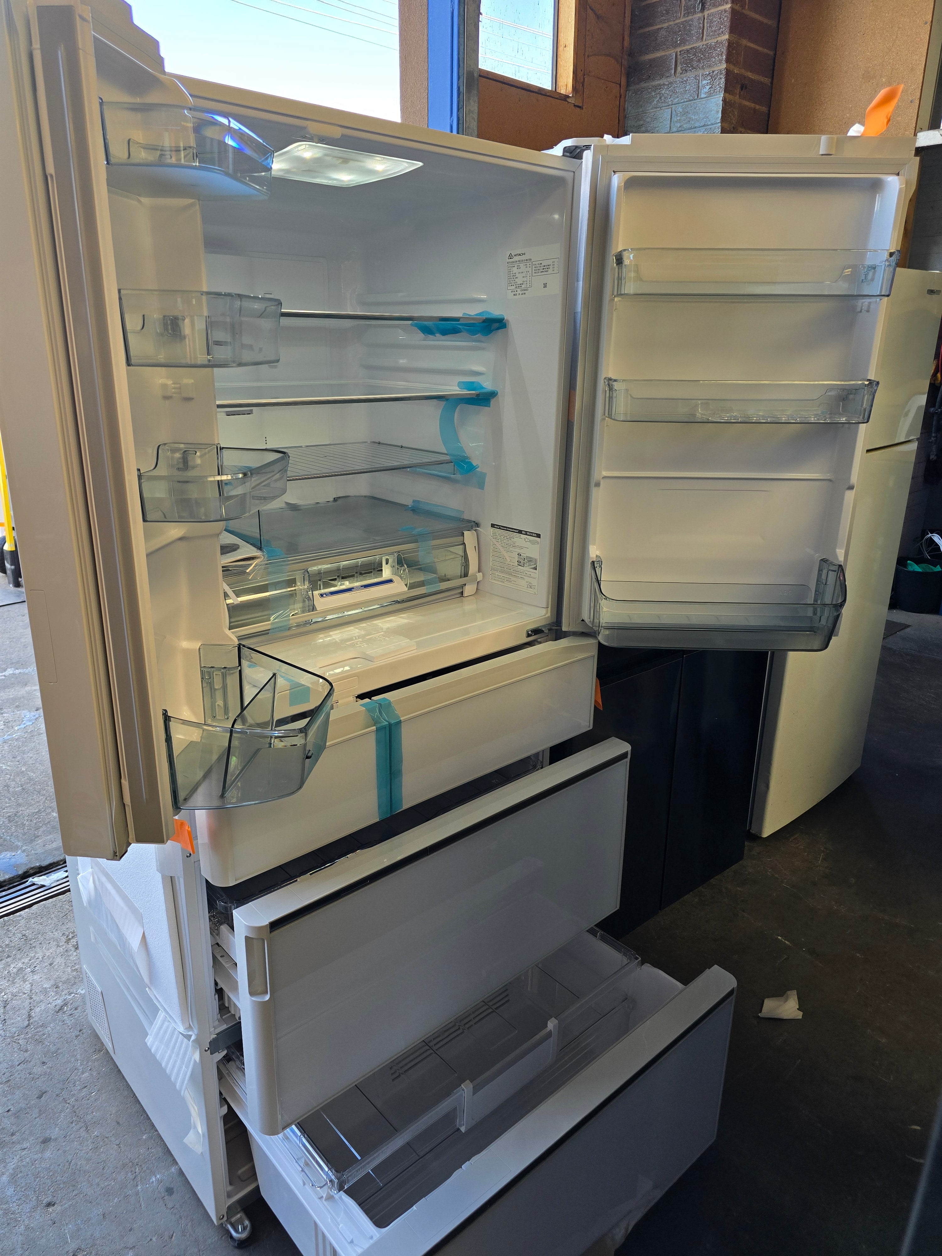 Hitachi 670L White Glass Inverter Refrigerator with Non-Plumbed Ice Maker - Energy Efficient, Made in Japan (Carton Damaged) - Perfect for Modern Kitchens, Restaurants, and Large Families