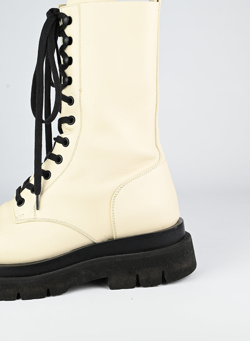 Bottega Veneta White Leather Anfibi Boots Size 39 - Perfect for Winter Fashion & Outdoor Adventures
