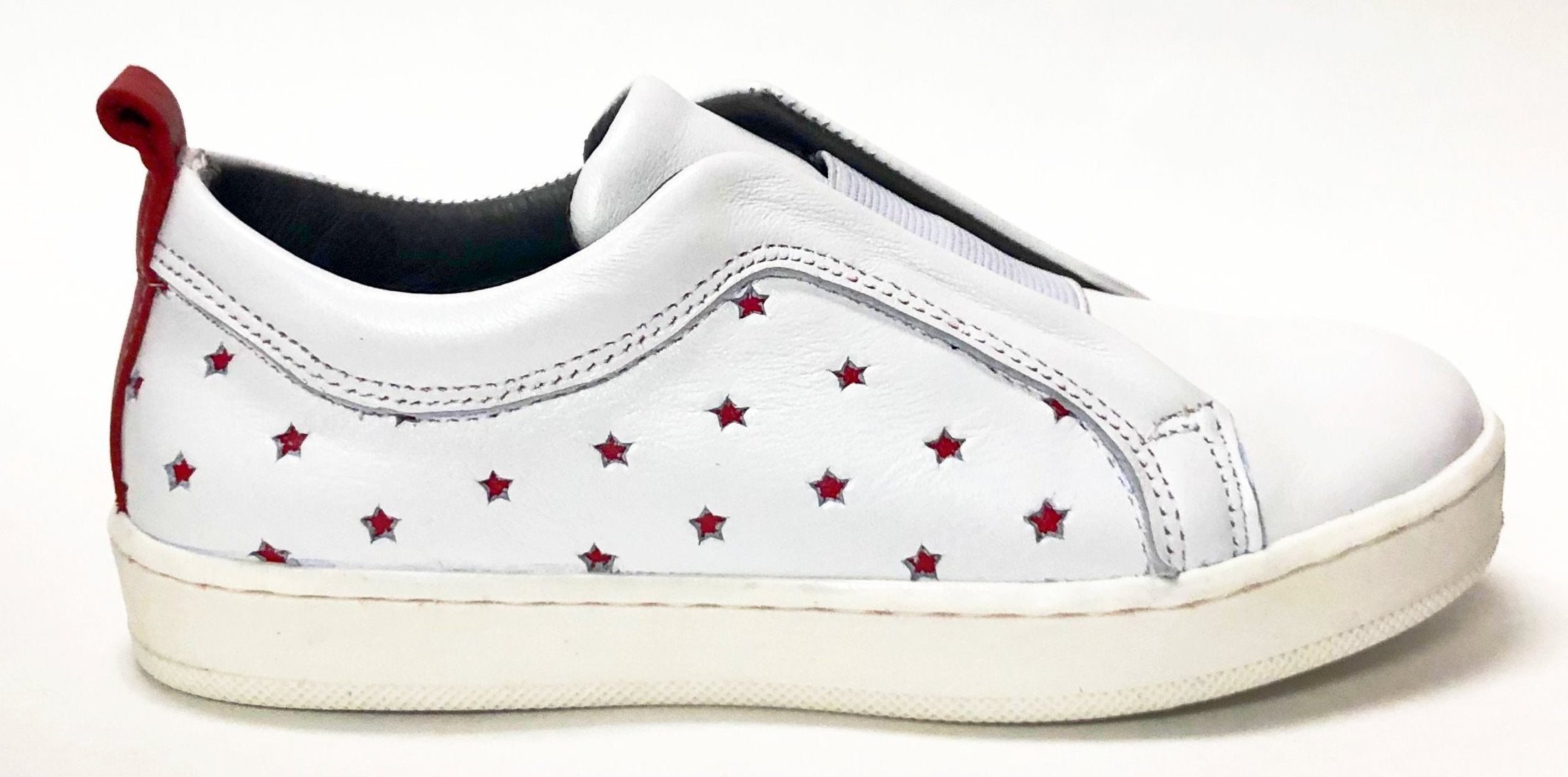 Blublonc White and Red Star Slip On Sneakers - Comfortable Casual Shoes for Men & Women | Perfect for Walking, Travel, and Everyday Wear
