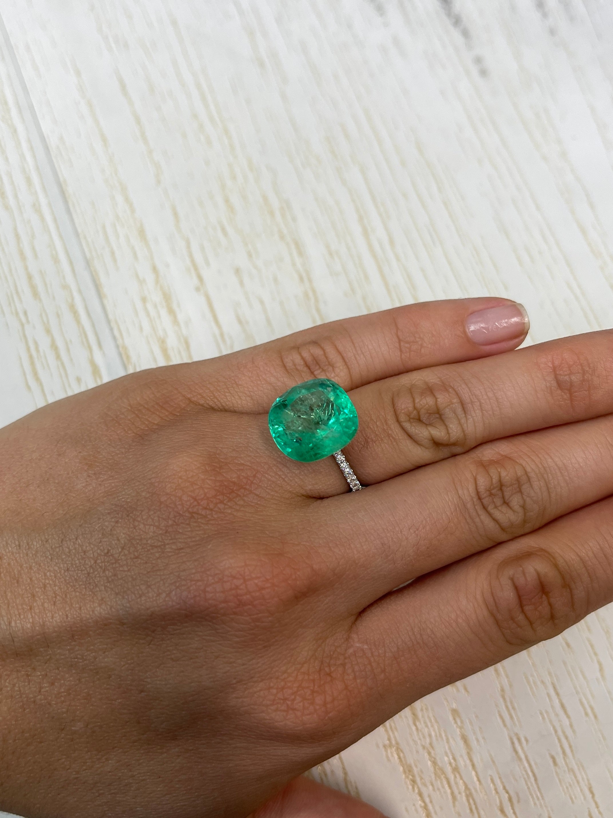 13.63 Carat Natural Colombian Emerald - Medium Green Cushion Cut Loose Gemstone for Jewelry Making, Engagement Rings & Luxury Gifts